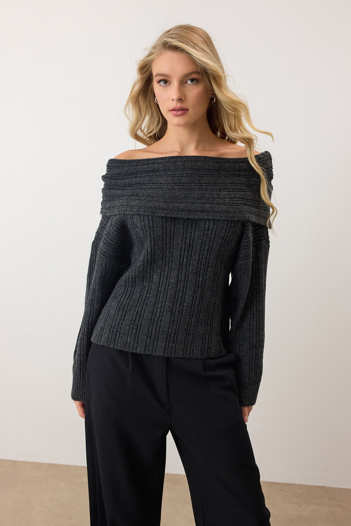 Antrasit Düşük Omuzlu Fitilli Triko Kazak