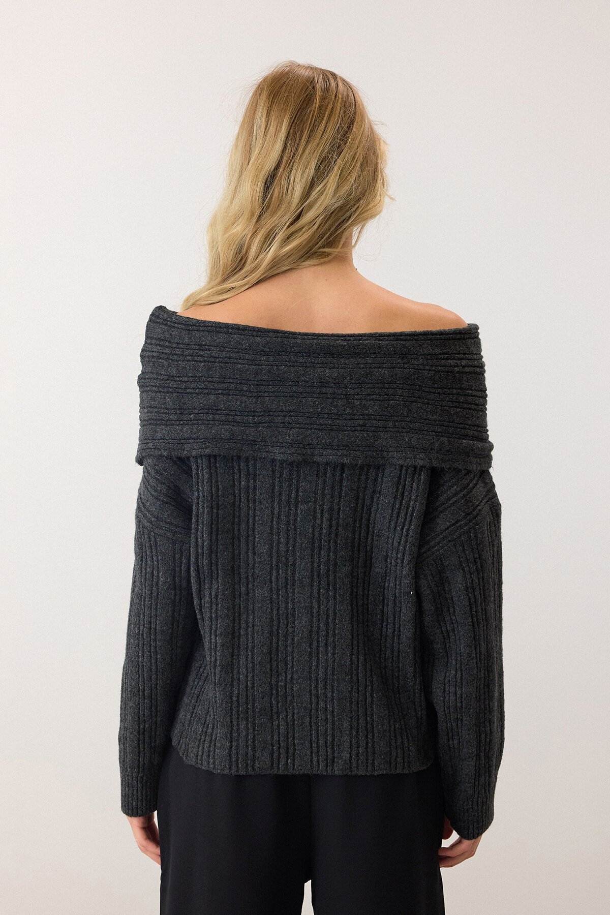 Antrasit Düşük Omuzlu Fitilli Triko Kazak