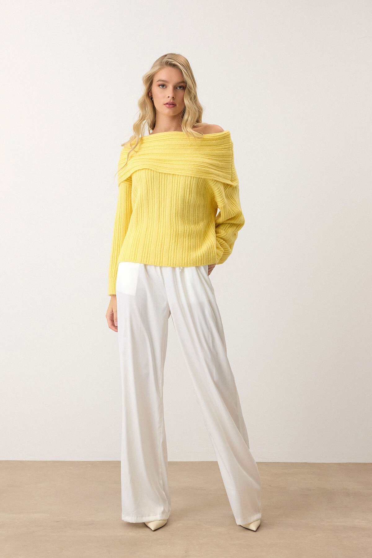 Sarı Düşük Omuzlu Fitilli Triko Kazak