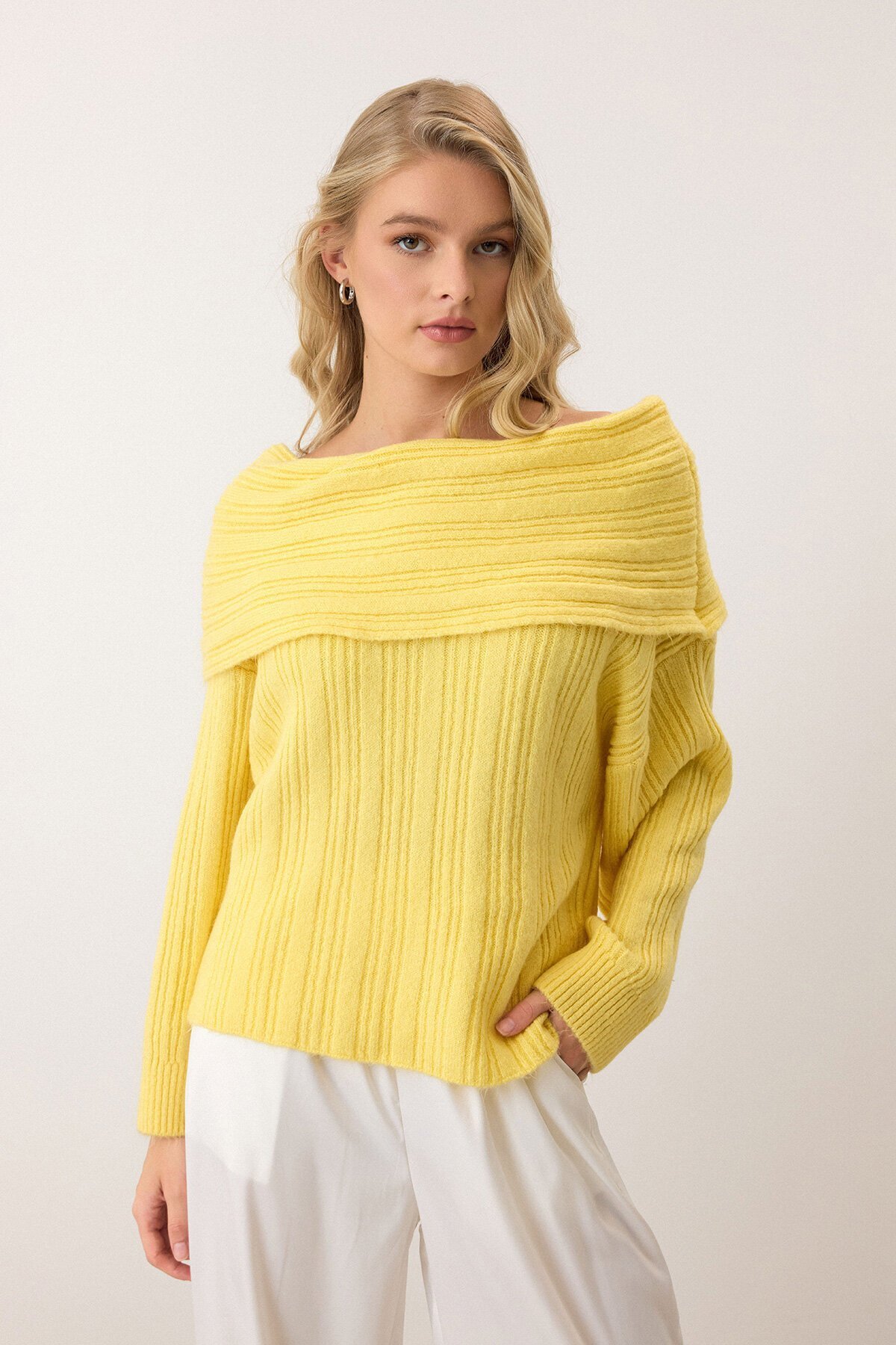 Sarı Düşük Omuzlu Fitilli Triko Kazak