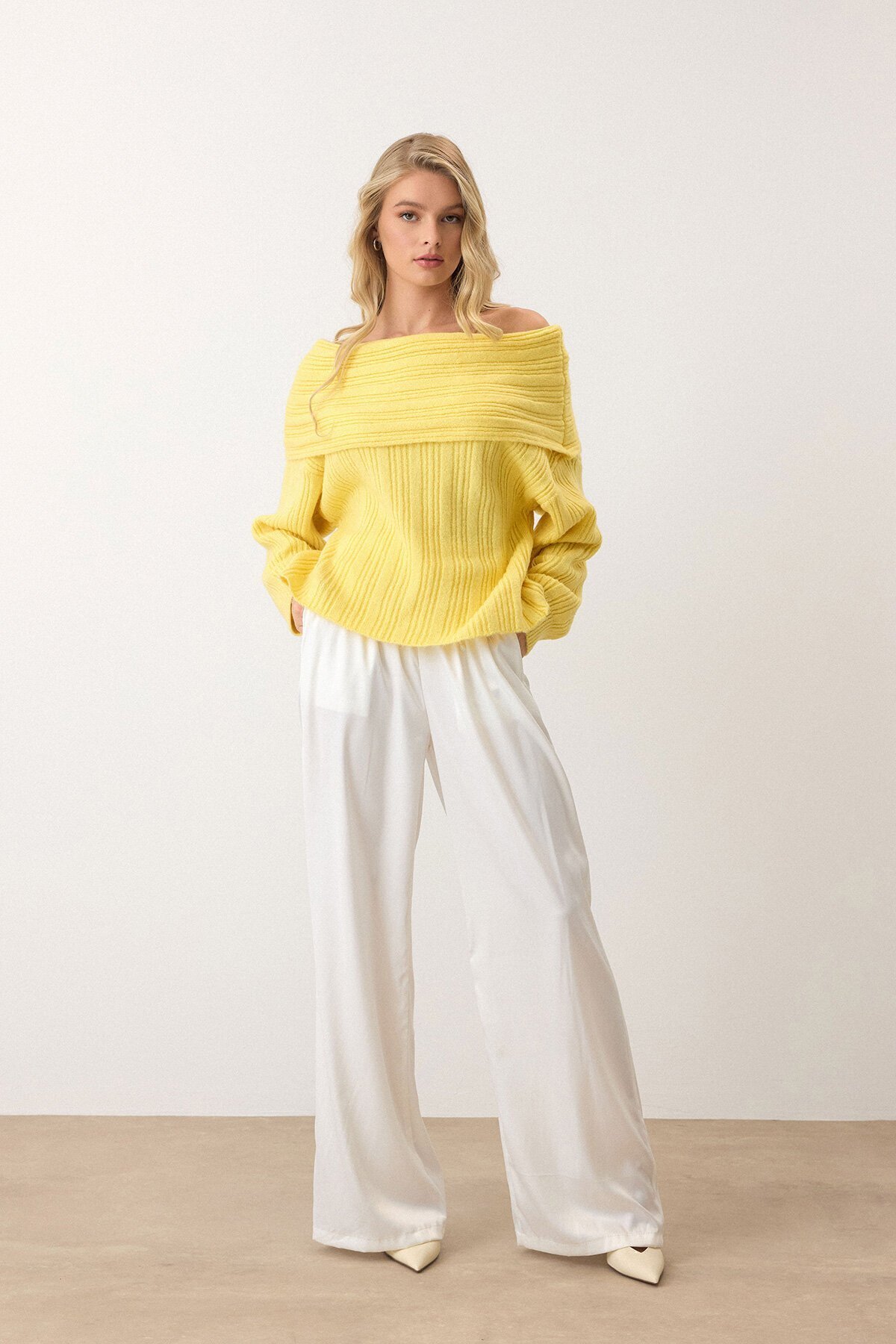 Sarı Düşük Omuzlu Fitilli Triko Kazak