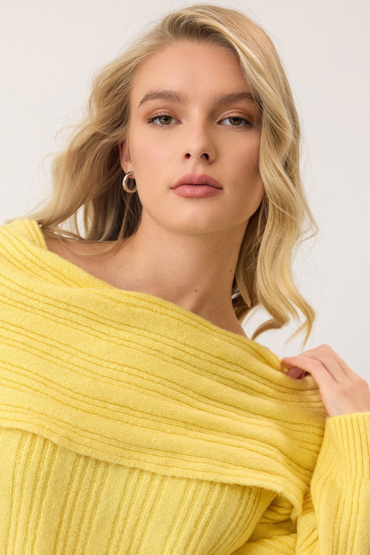 Sarı Düşük Omuzlu Fitilli Triko Kazak