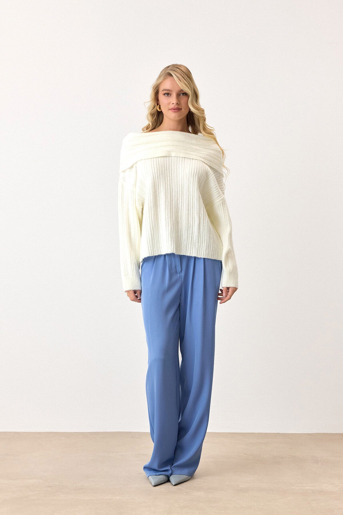 Krem Düşük Omuzlu Fitilli Triko Kazak