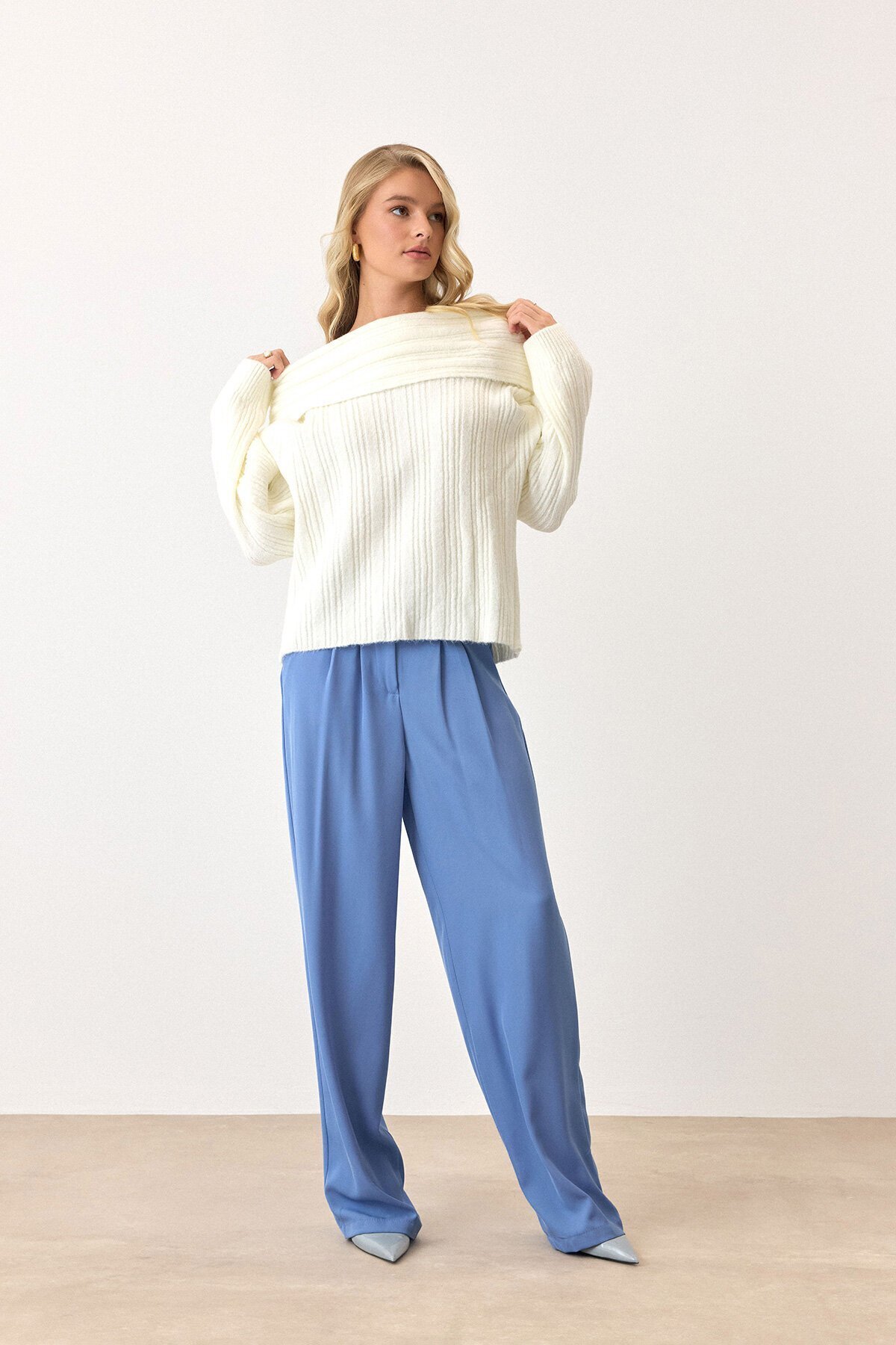 Krem Düşük Omuzlu Fitilli Triko Kazak