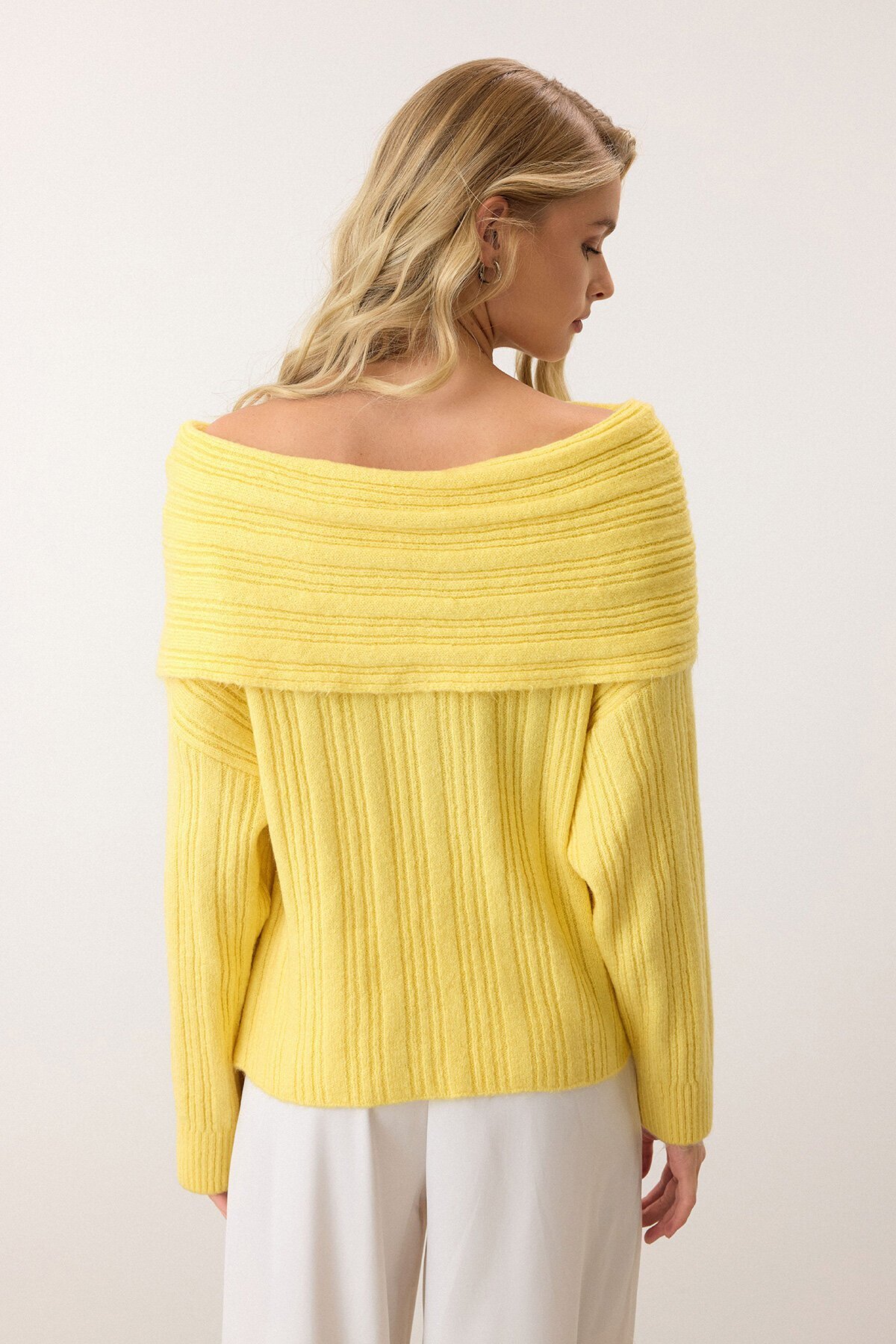 Sarı Düşük Omuzlu Fitilli Triko Kazak