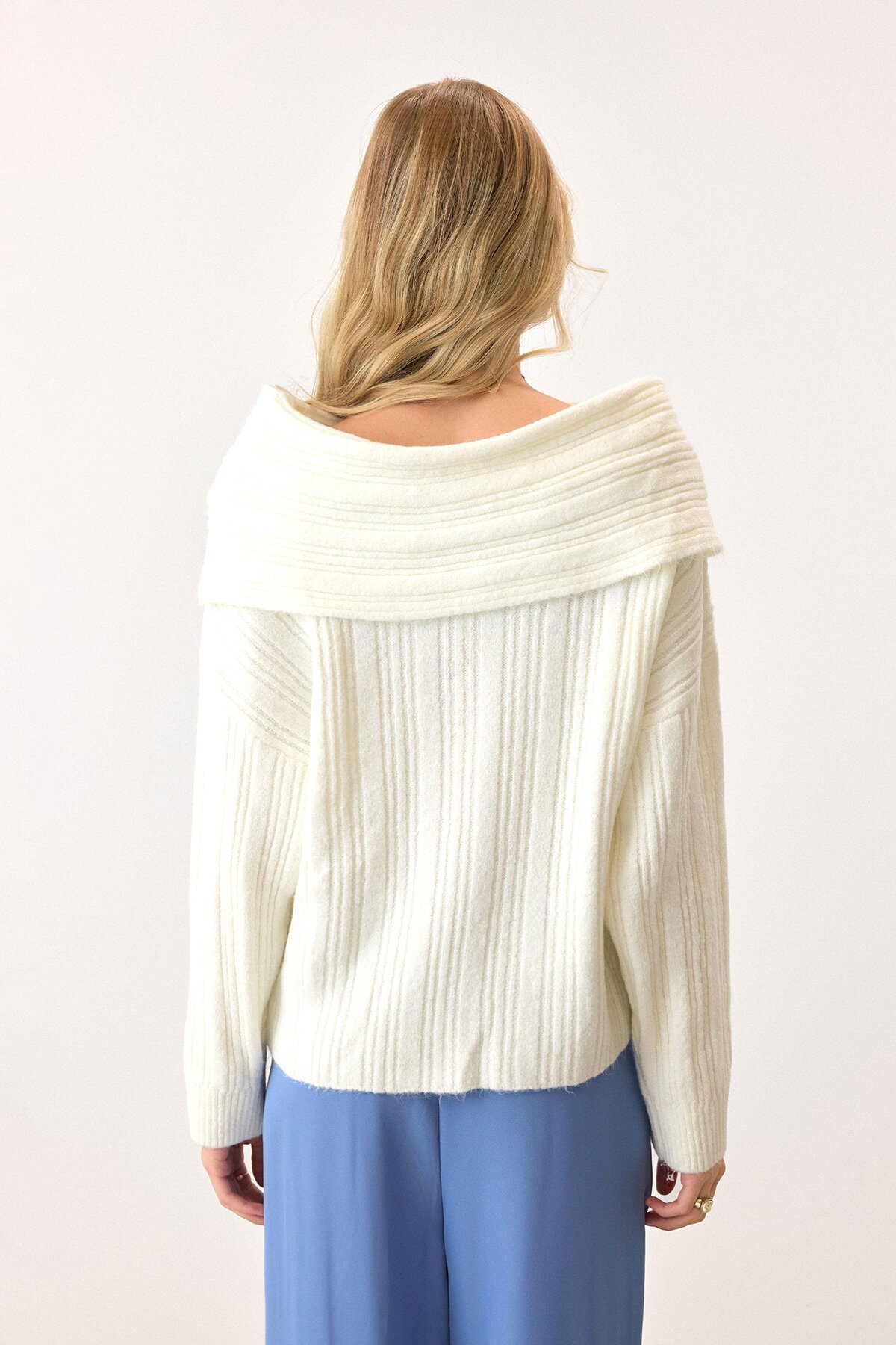 Krem Düşük Omuzlu Fitilli Triko Kazak