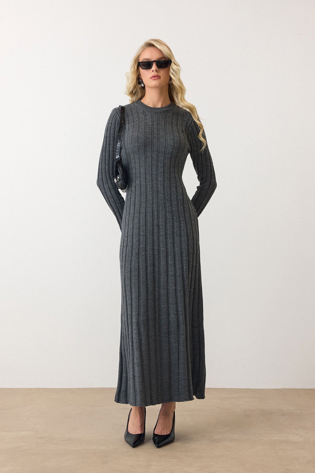 Antrasit Düz Kesim Uzun Kollu Triko Elbise