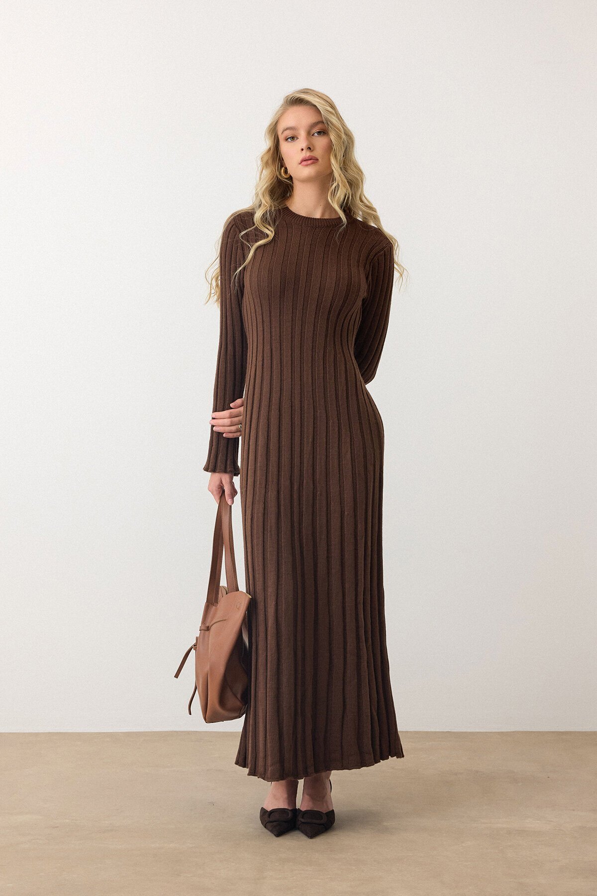 Kahverengi Düz Kesim Uzun Kollu Triko Elbise