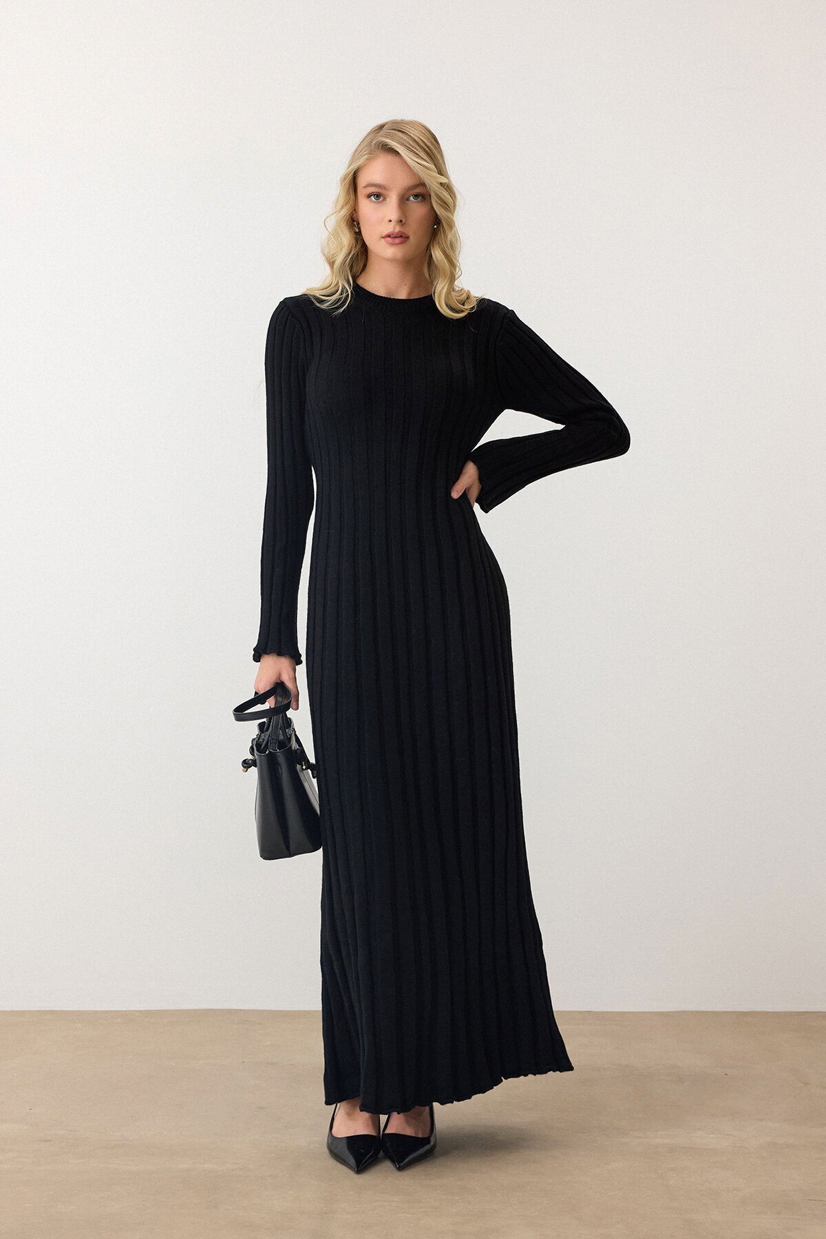 Siyah Düz Kesim Uzun Kollu Triko Elbise