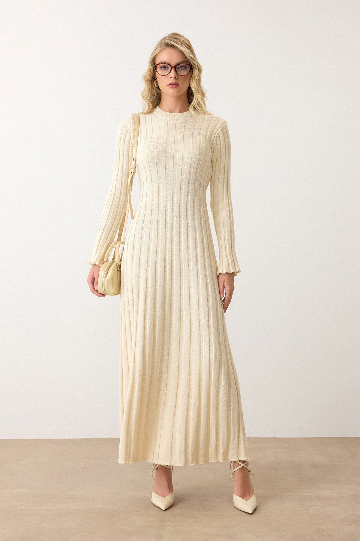 Krem Düz Kesim Uzun Kollu Triko Elbise