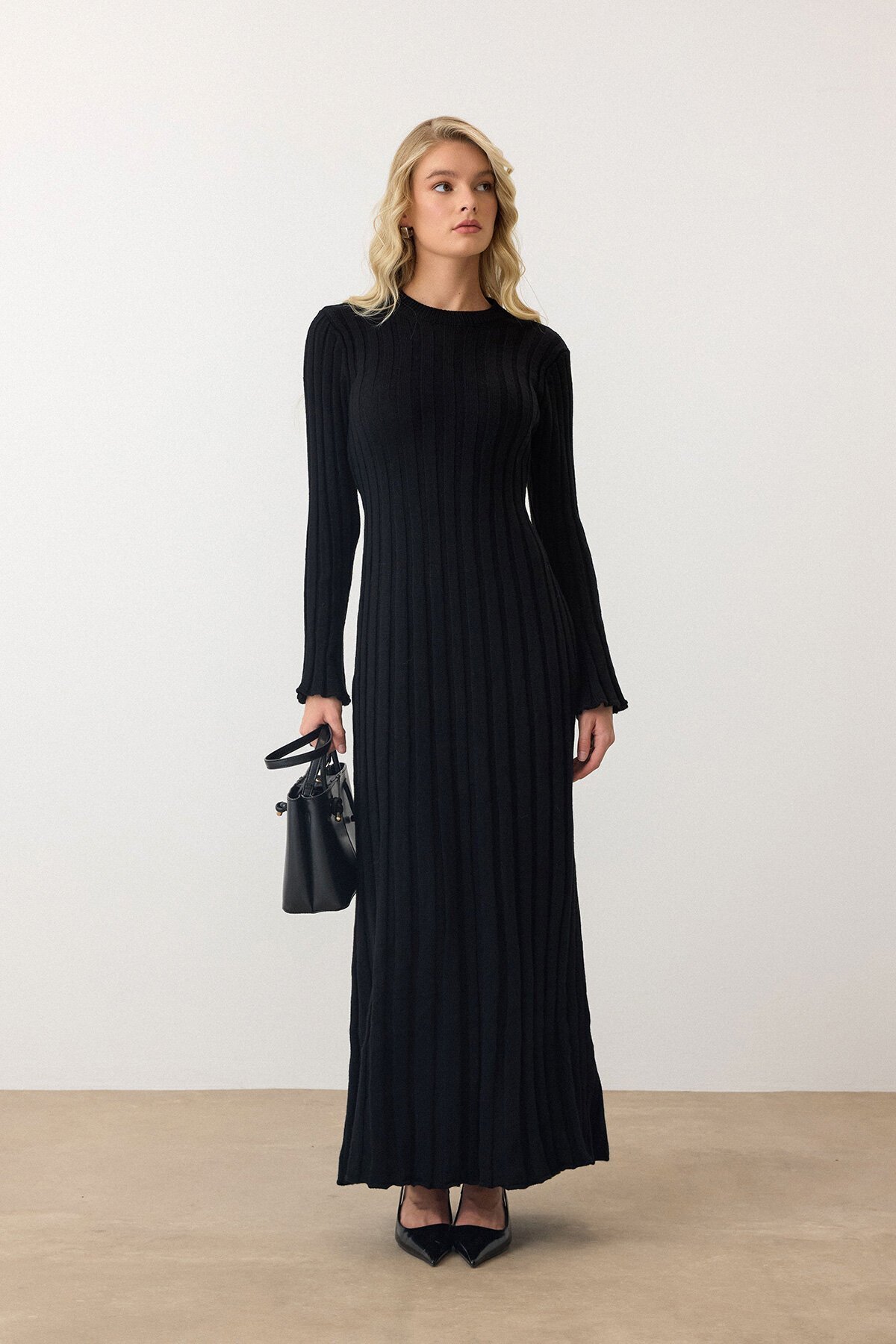 Siyah Düz Kesim Uzun Kollu Triko Elbise