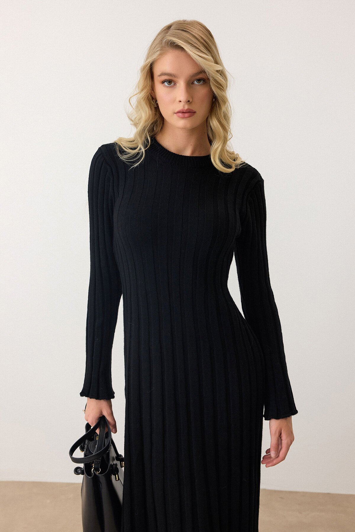 Siyah Düz Kesim Uzun Kollu Triko Elbise