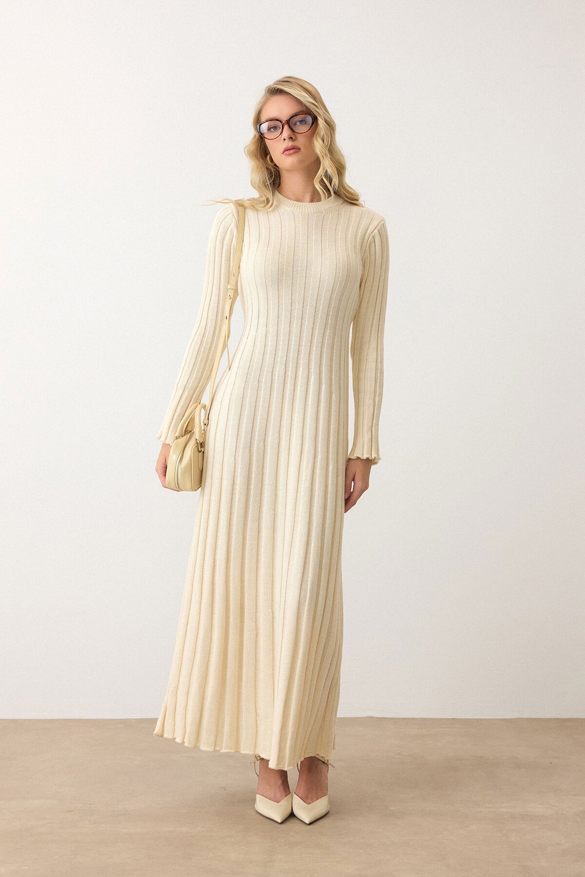 Krem Düz Kesim Uzun Kollu Triko Elbise