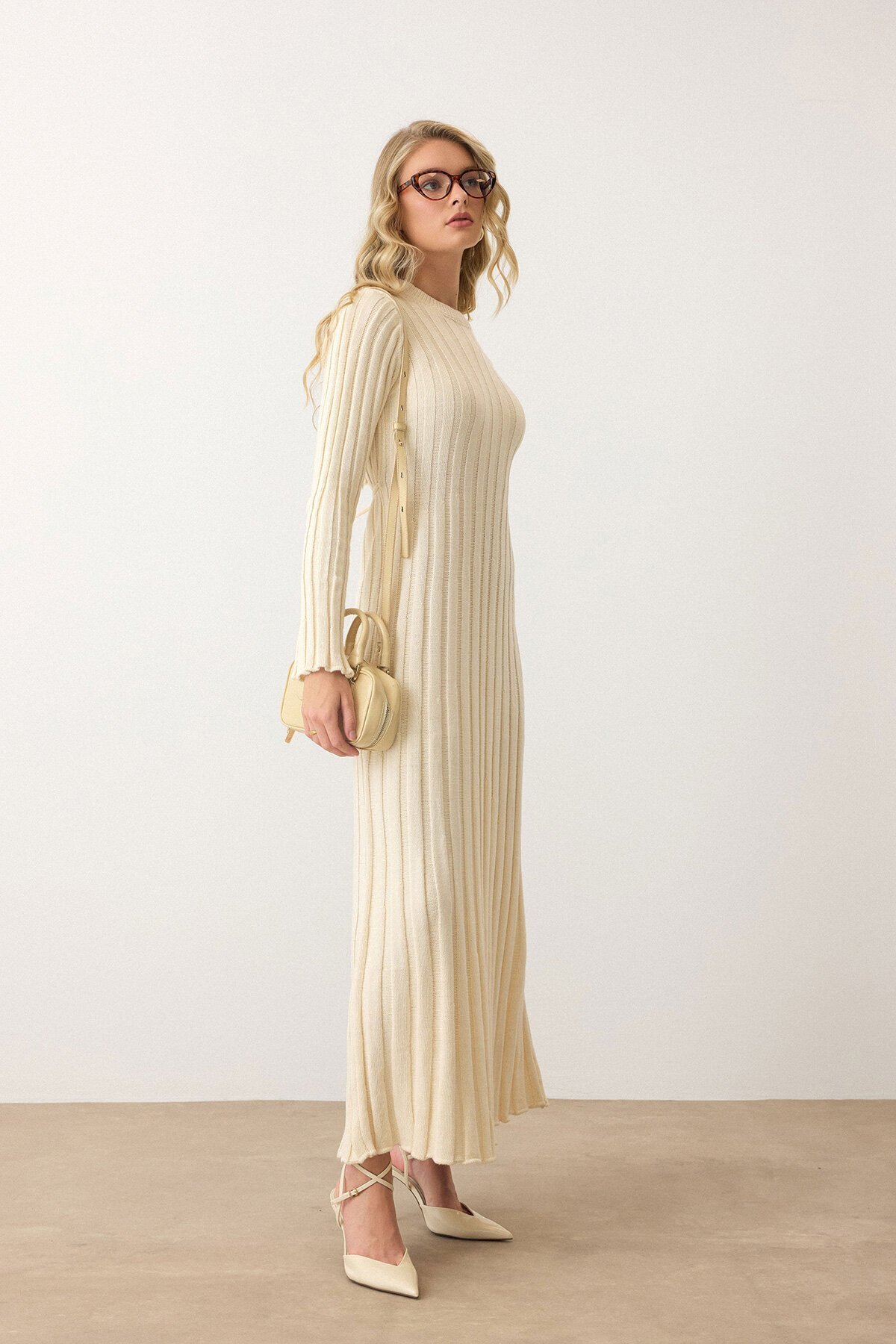 Krem Düz Kesim Uzun Kollu Triko Elbise