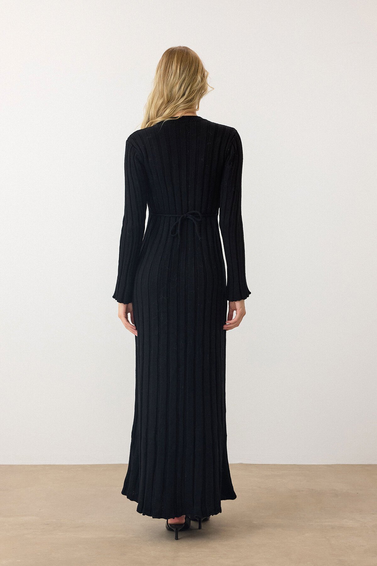 Siyah Düz Kesim Uzun Kollu Triko Elbise