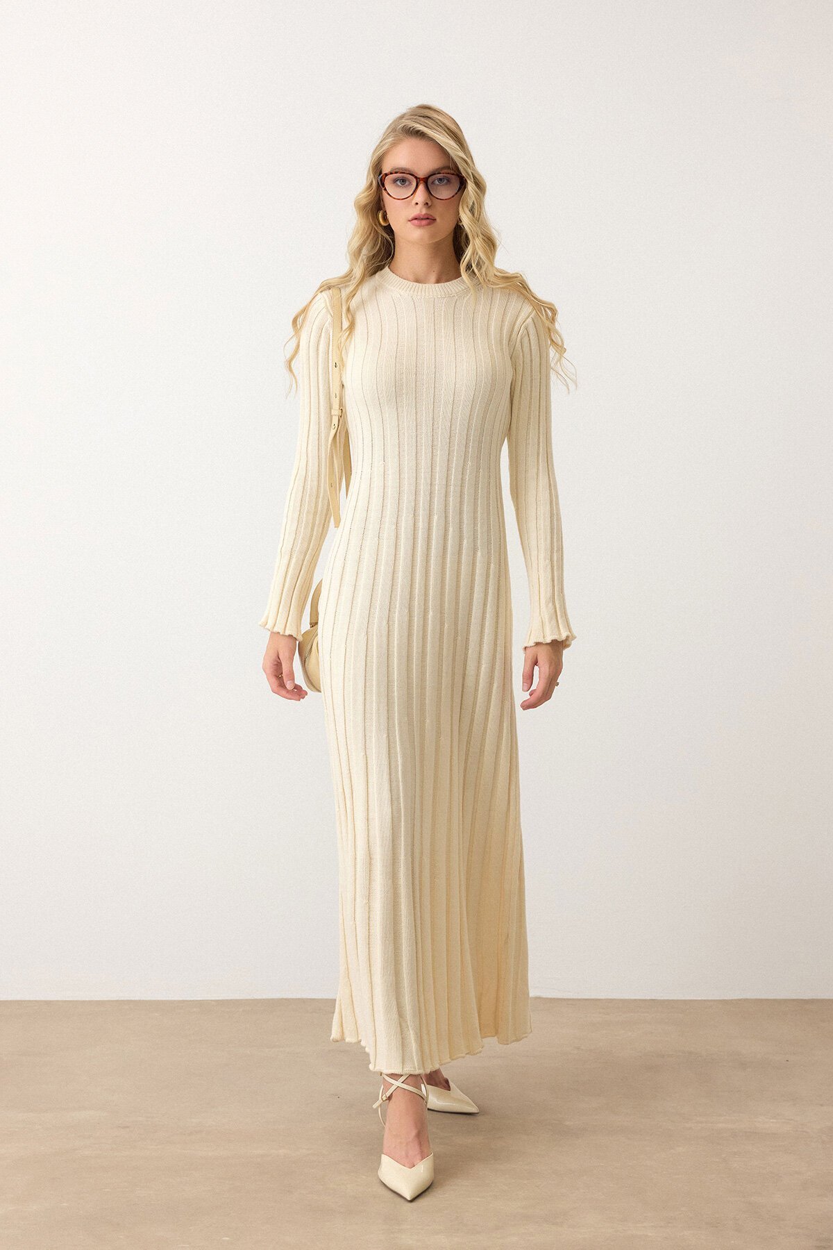 Krem Düz Kesim Uzun Kollu Triko Elbise