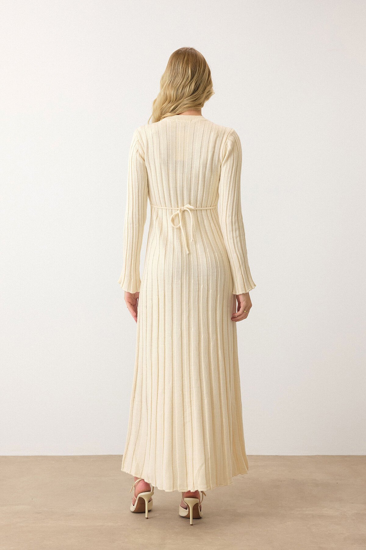 Krem Düz Kesim Uzun Kollu Triko Elbise