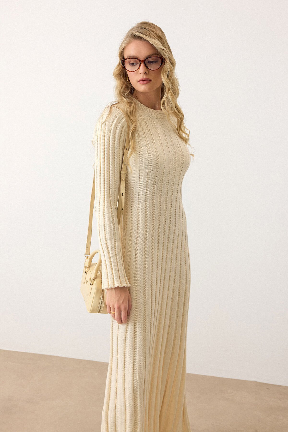 Krem Düz Kesim Uzun Kollu Triko Elbise