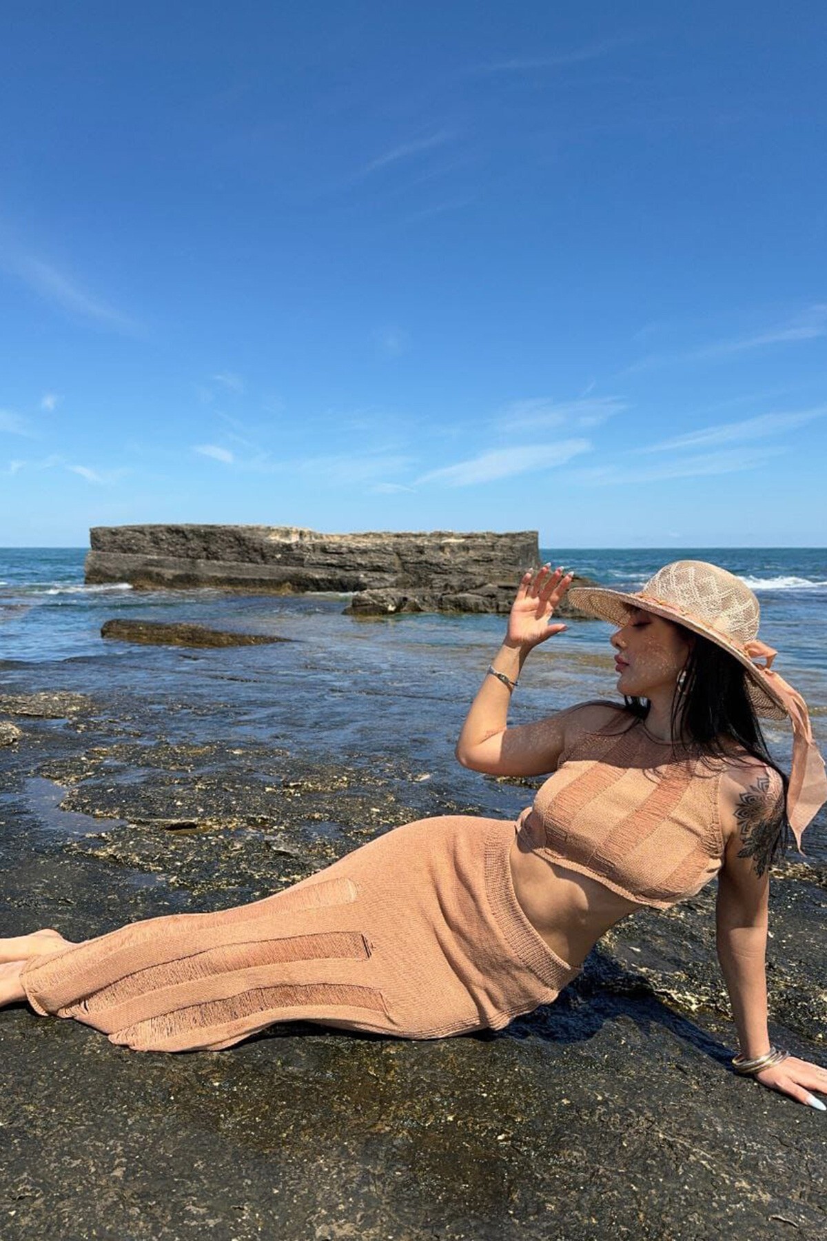 Camel Eskitmeli Kolsuz Crop Bluz Ve Beli Lastikli Midi Boy Etek Takım