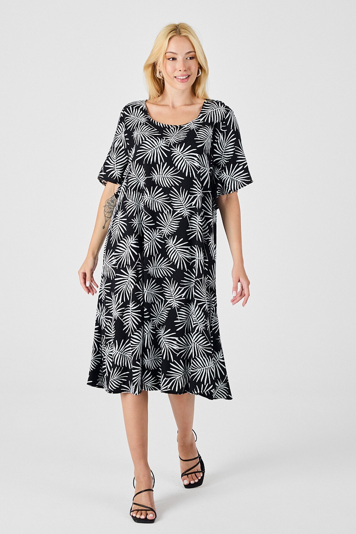 Siyah Geniş Yaka Desenli Midi Boy Elbise