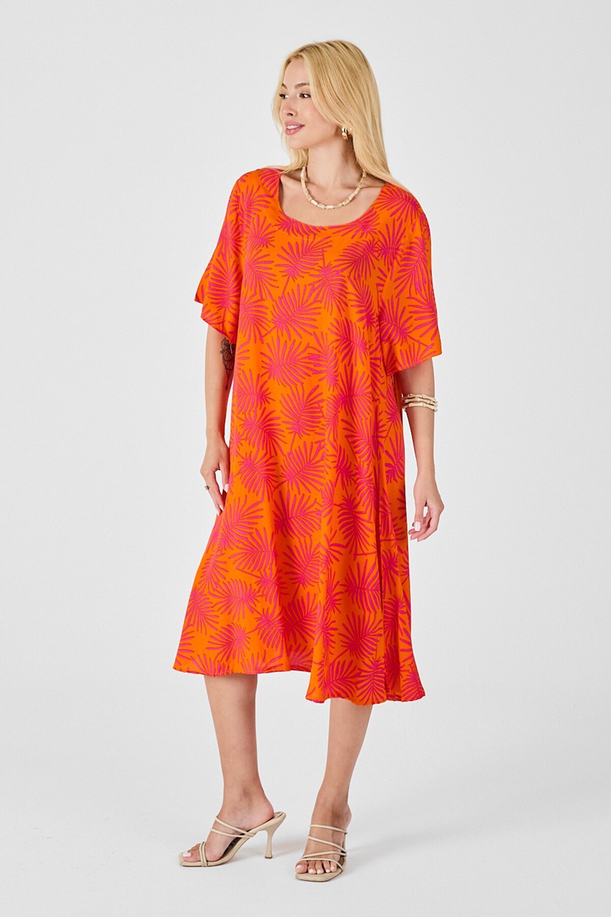 Turuncu Geniş Yaka Desenli Midi Boy Elbise