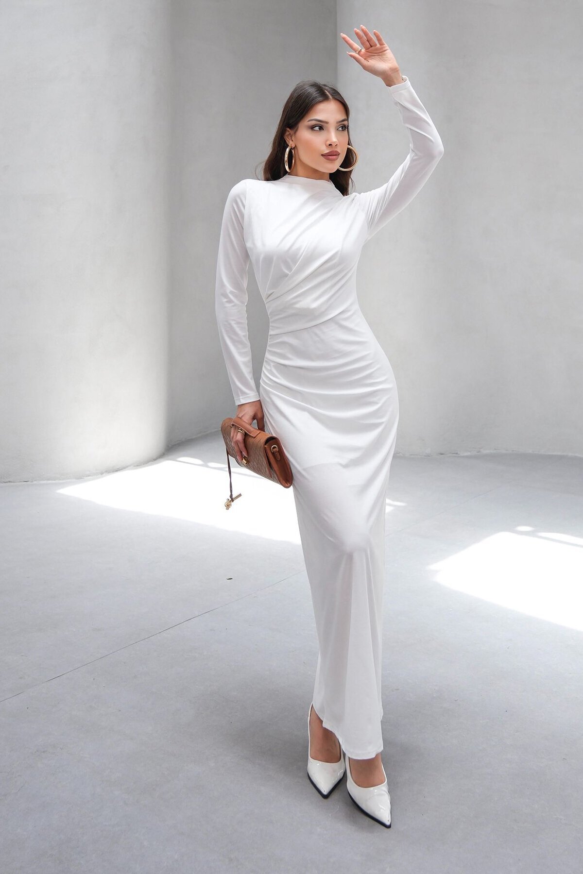 Beyaz Hakim Yaka Drape Detaylı Astarlı Uzun Elbise