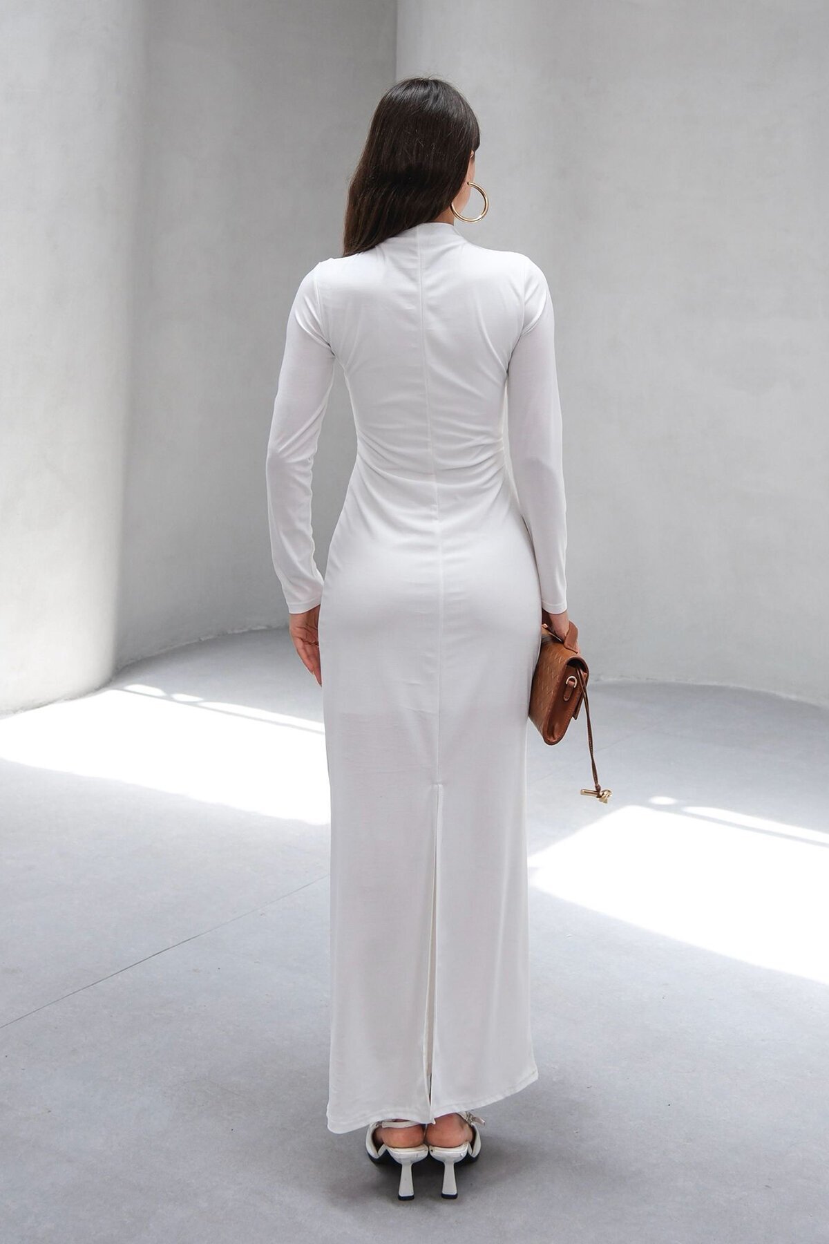 Beyaz Hakim Yaka Drape Detaylı Astarlı Uzun Elbise