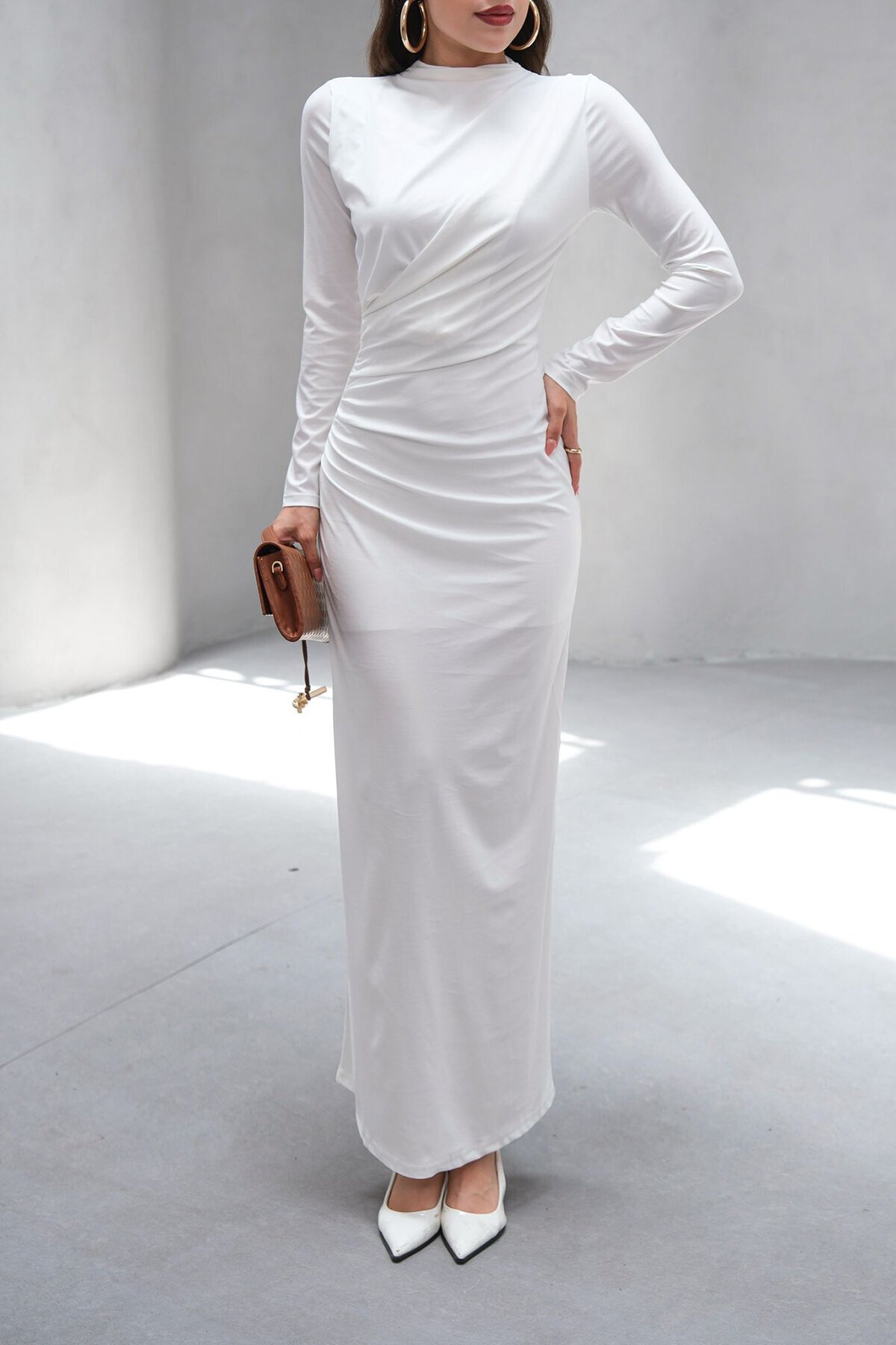 Beyaz Hakim Yaka Drape Detaylı Astarlı Uzun Elbise