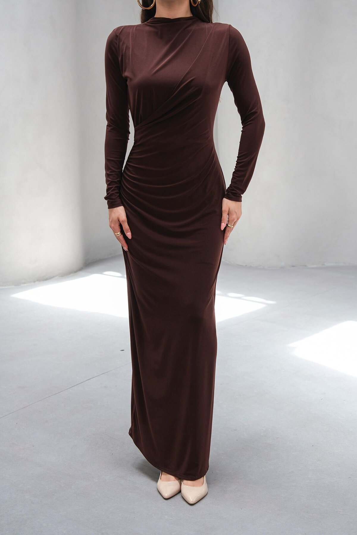 Acı Kahve Hakim Yaka Drape Detaylı Astarlı Uzun Elbise