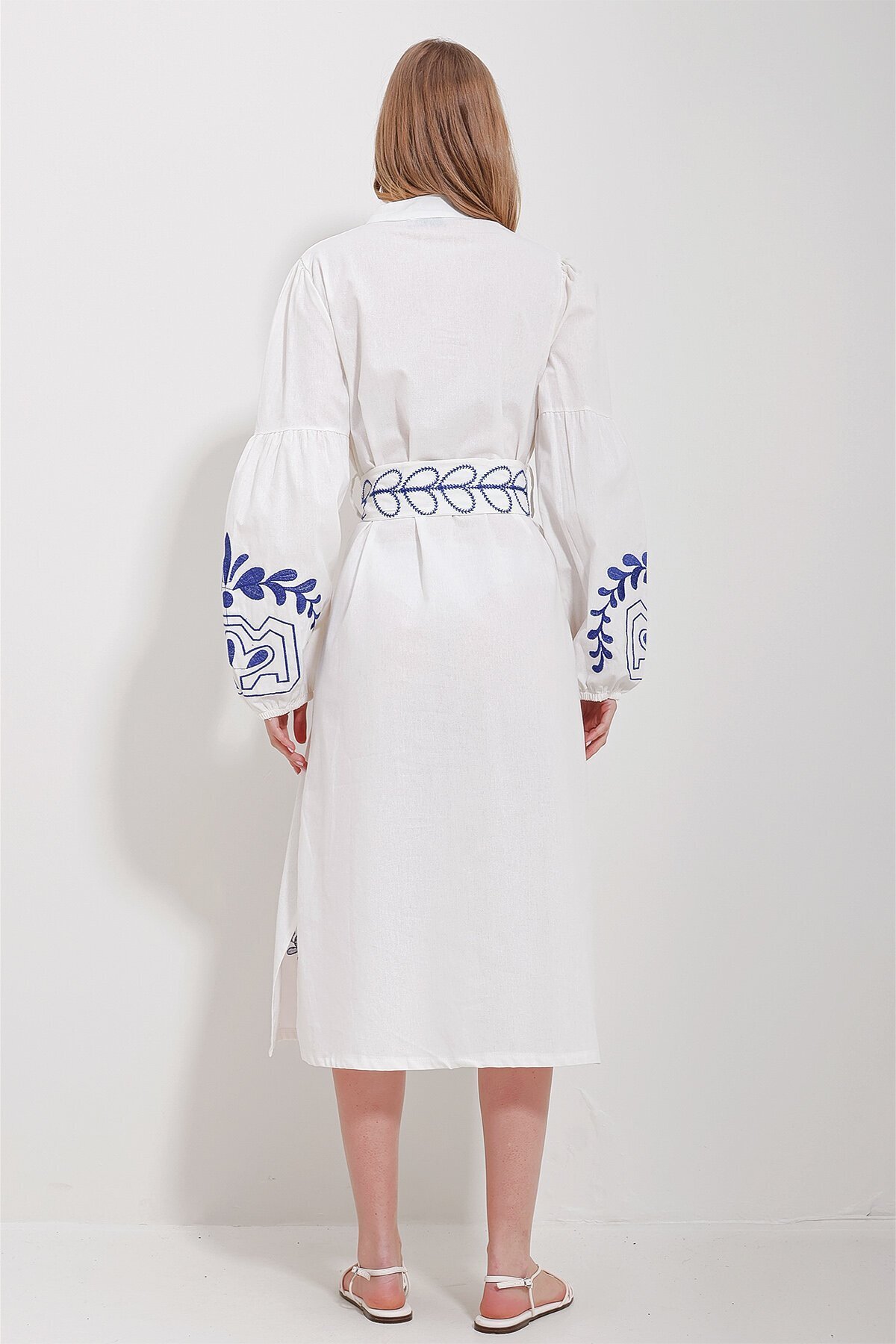 Beyaz Hakim Yaka Kemerli Çift Yırtmaçlı Keten Elbise