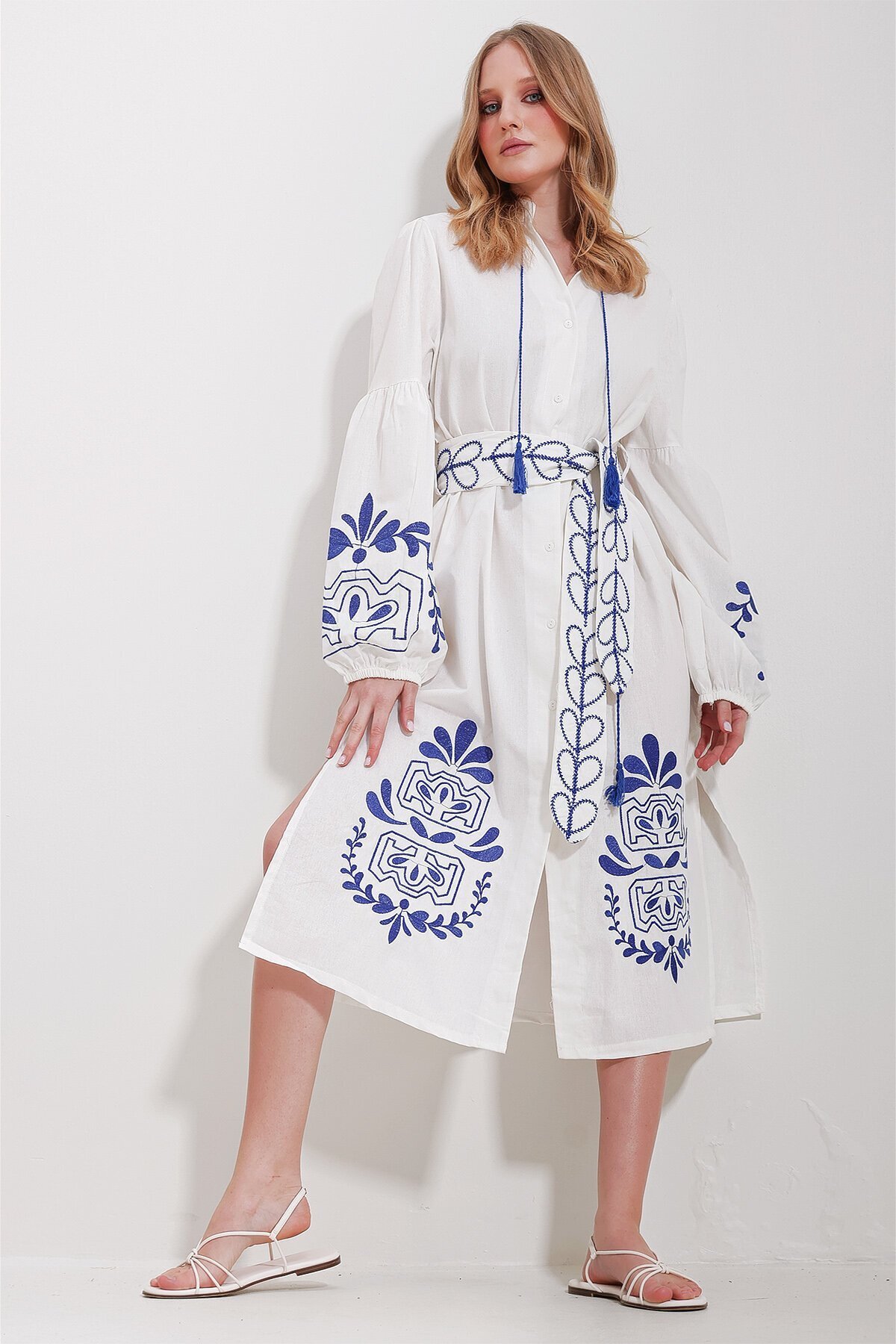 Beyaz Hakim Yaka Kemerli Çift Yırtmaçlı Keten Elbise