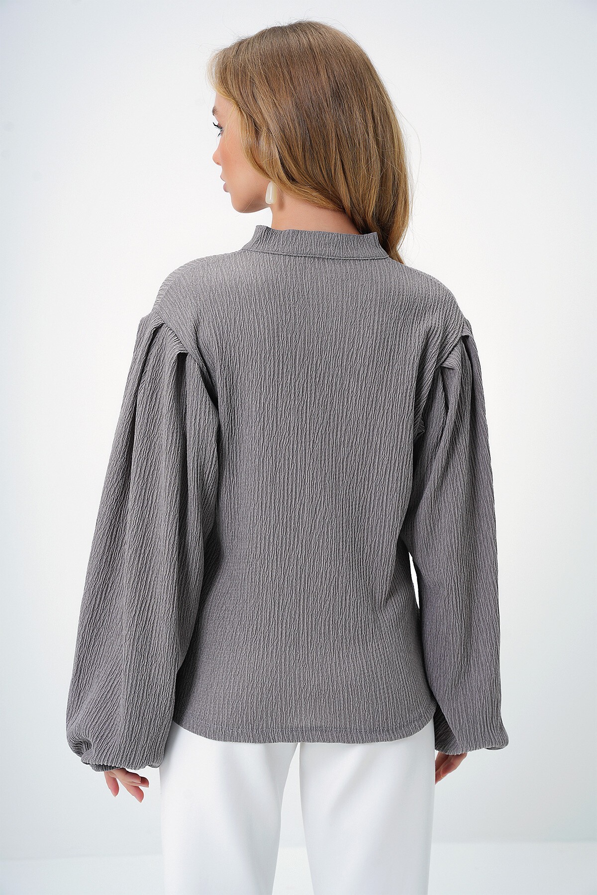 Gri Hakim Yaka Önü Düğmeli Balon Kol Dokulu Gömlek Bluz