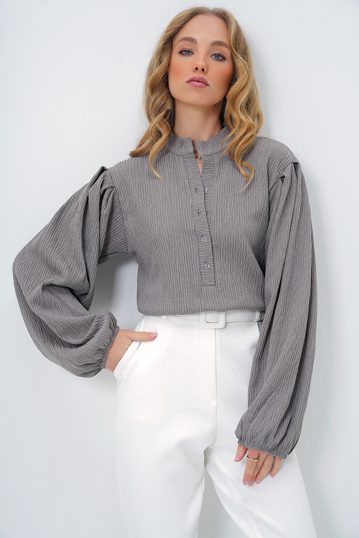 Gri Hakim Yaka Önü Düğmeli Balon Kol Dokulu Gömlek Bluz