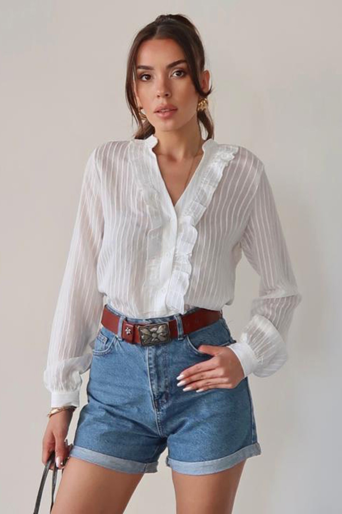 Beyaz Hakim Yaka Önü Fırfırlı Gömlek
