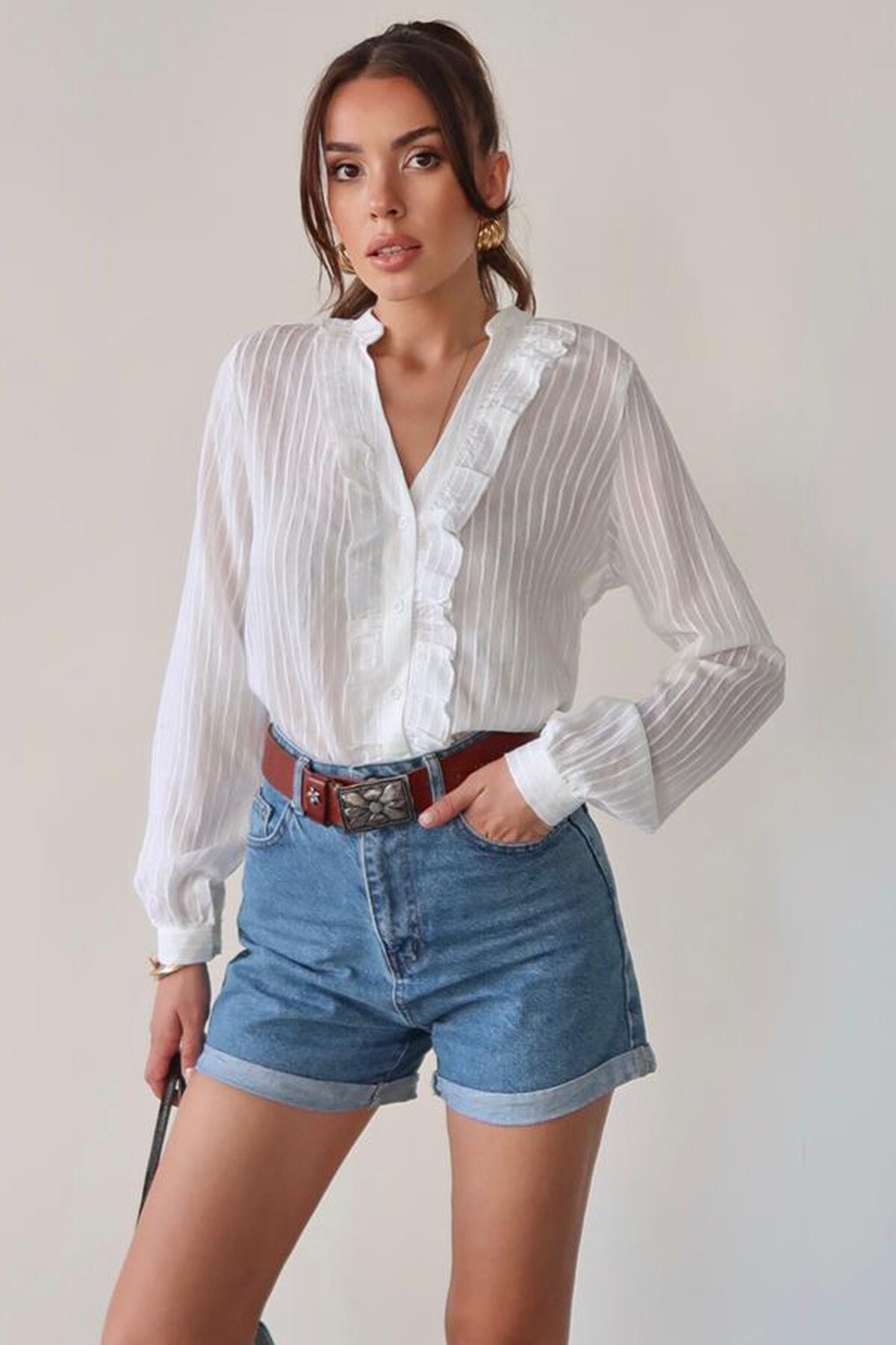 Beyaz Hakim Yaka Önü Fırfırlı Gömlek