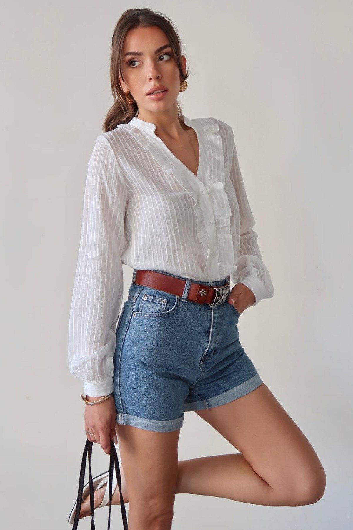 Beyaz Hakim Yaka Önü Fırfırlı Gömlek