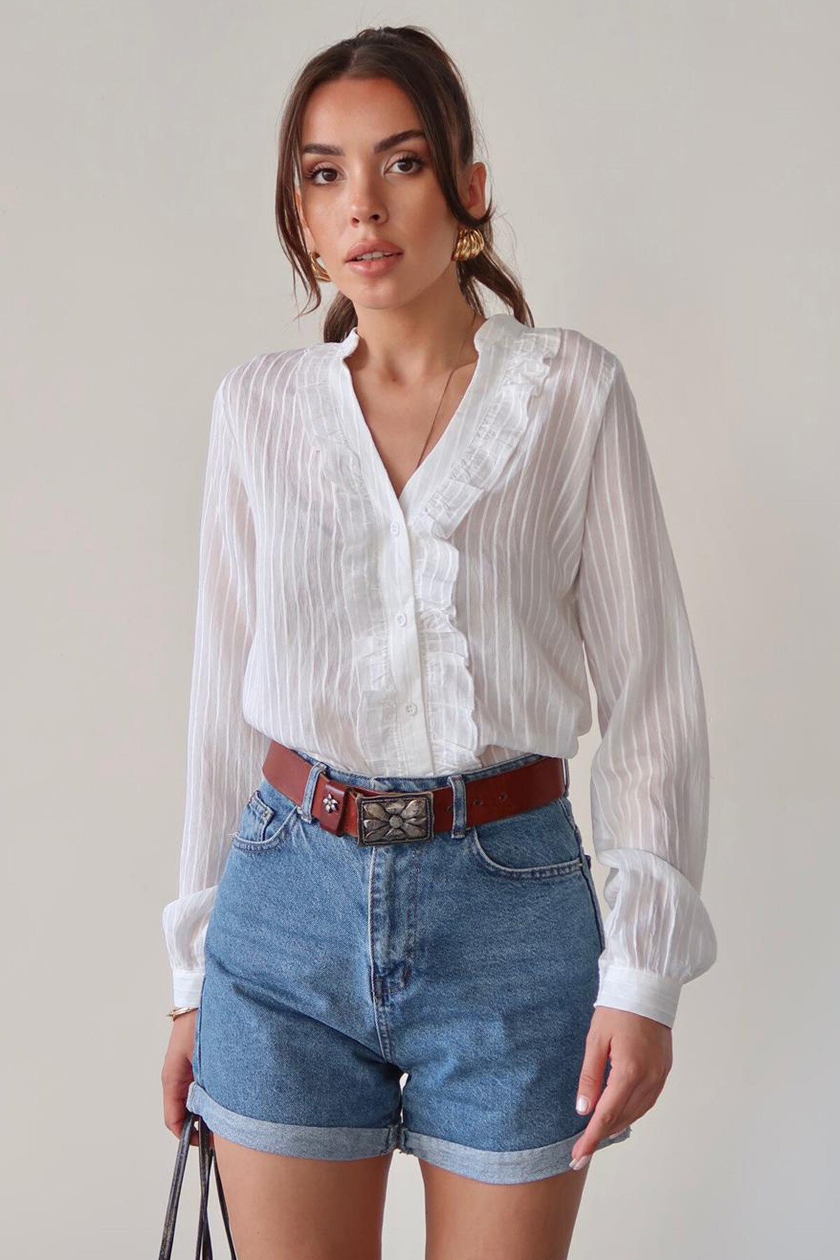 Beyaz Hakim Yaka Önü Fırfırlı Gömlek