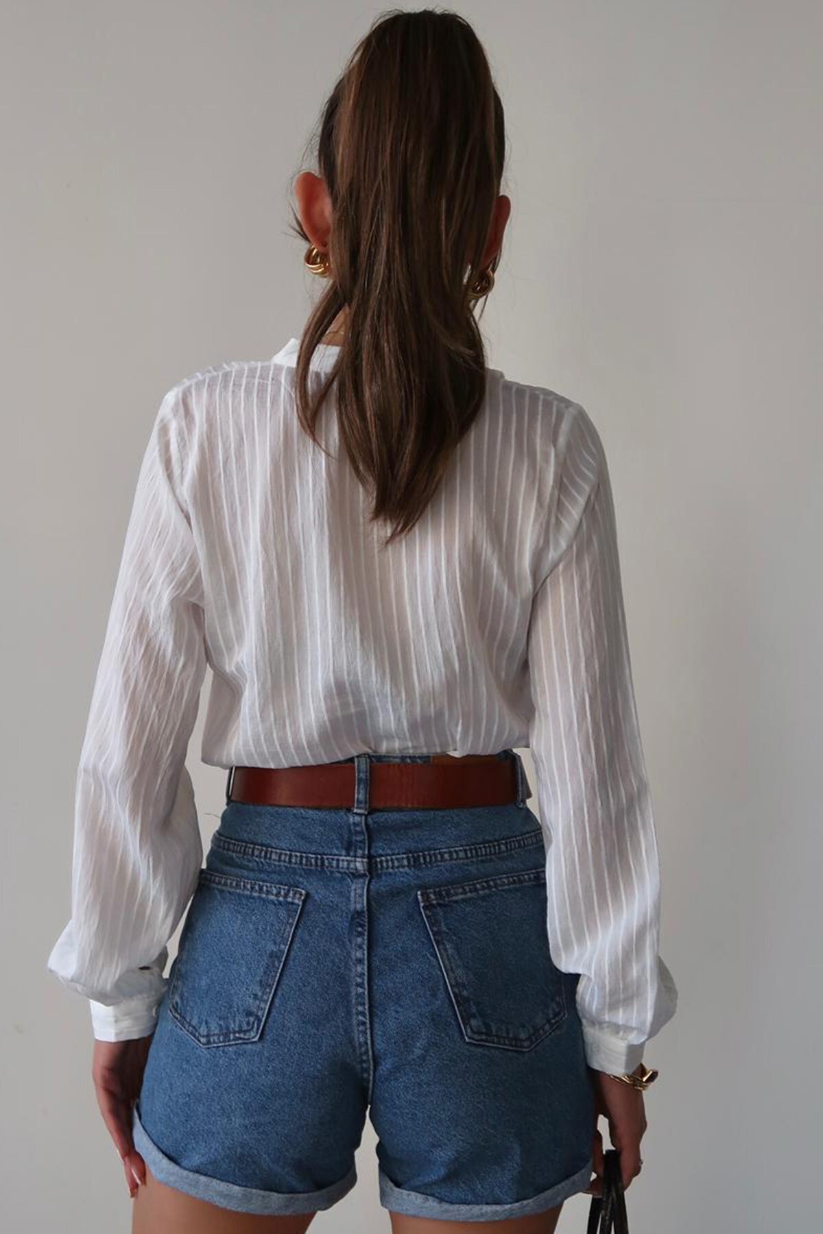 Beyaz Hakim Yaka Önü Fırfırlı Gömlek