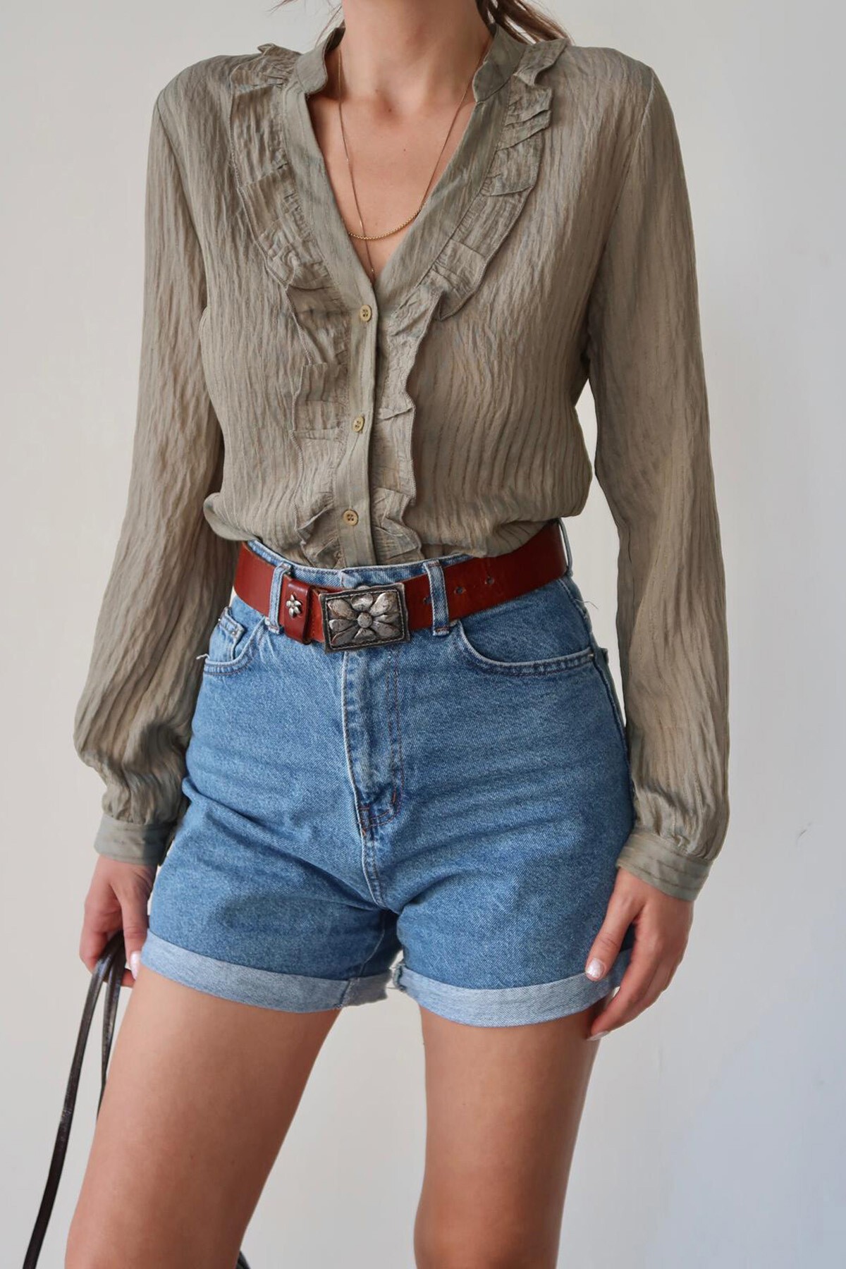 Haki Hakim Yaka Önü Fırfırlı Gömlek