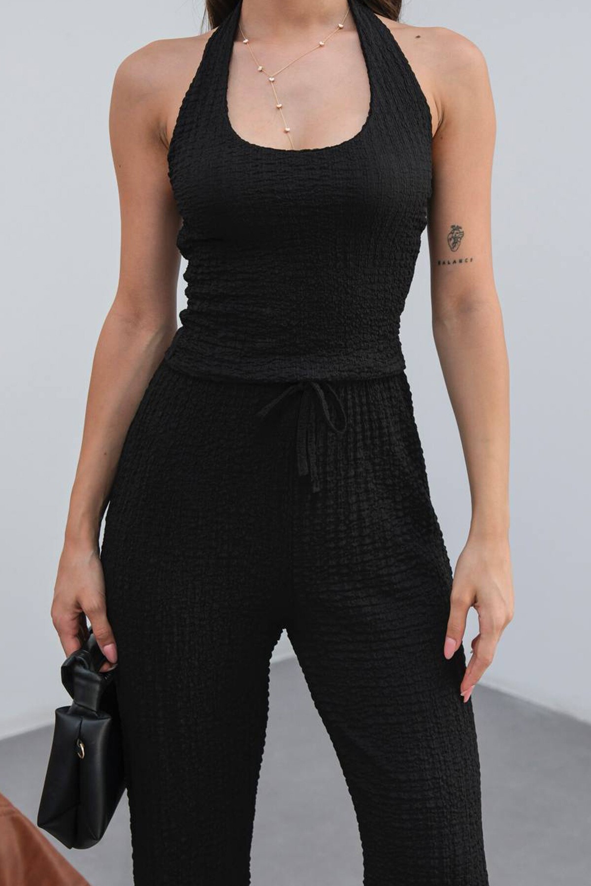 Siyah Halter Yaka Dokulu Crop Top Pantolon Takım