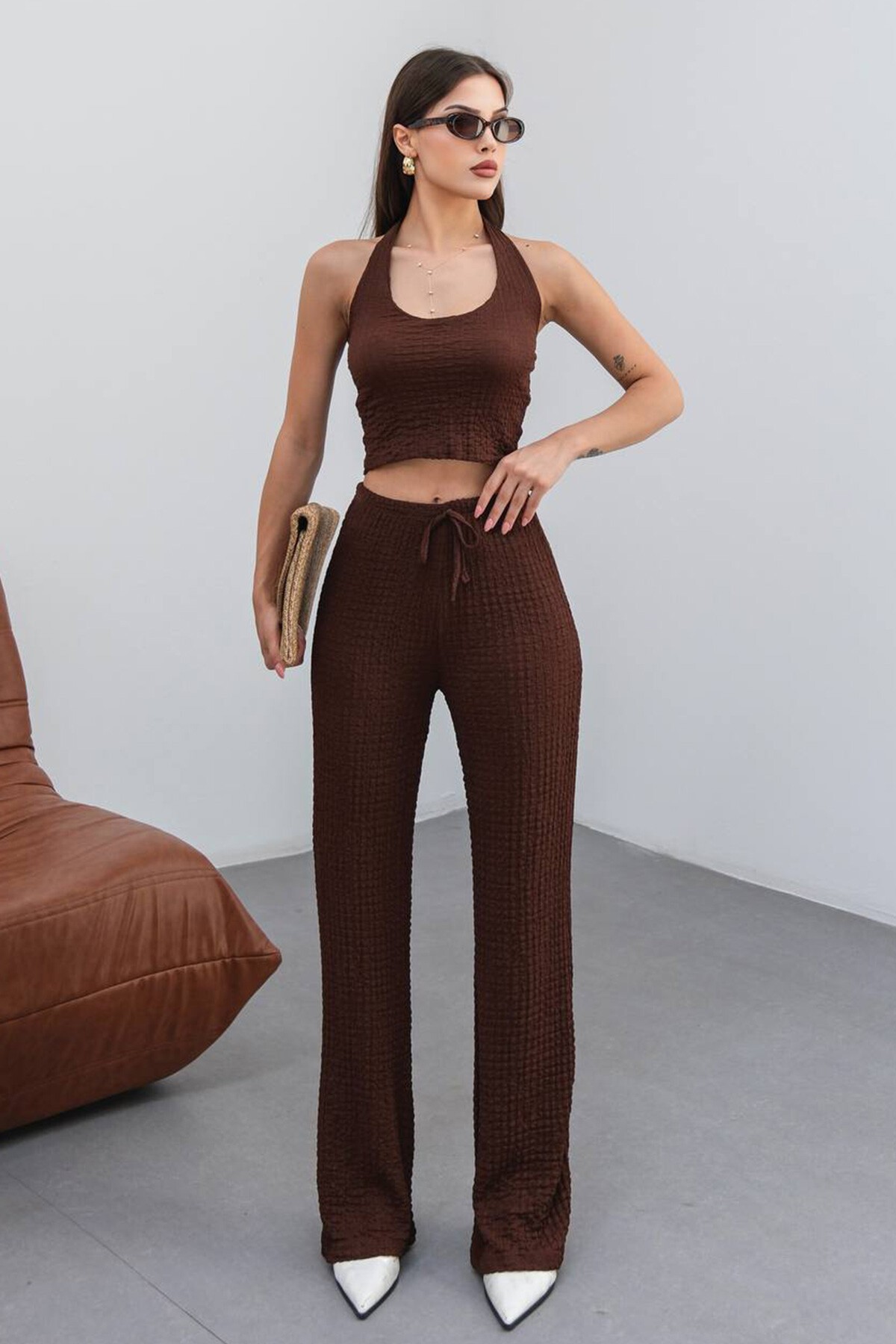 Kahverengi Halter Yaka Dokulu Crop Top Pantolon Takım