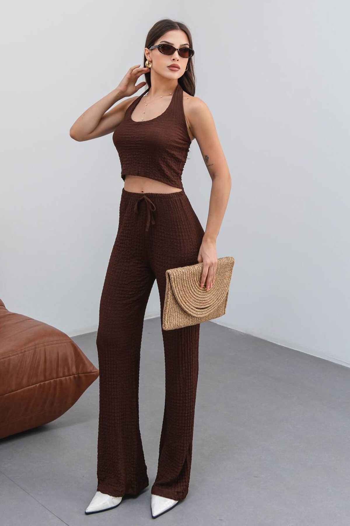 Kahverengi Halter Yaka Dokulu Crop Top Pantolon Takım