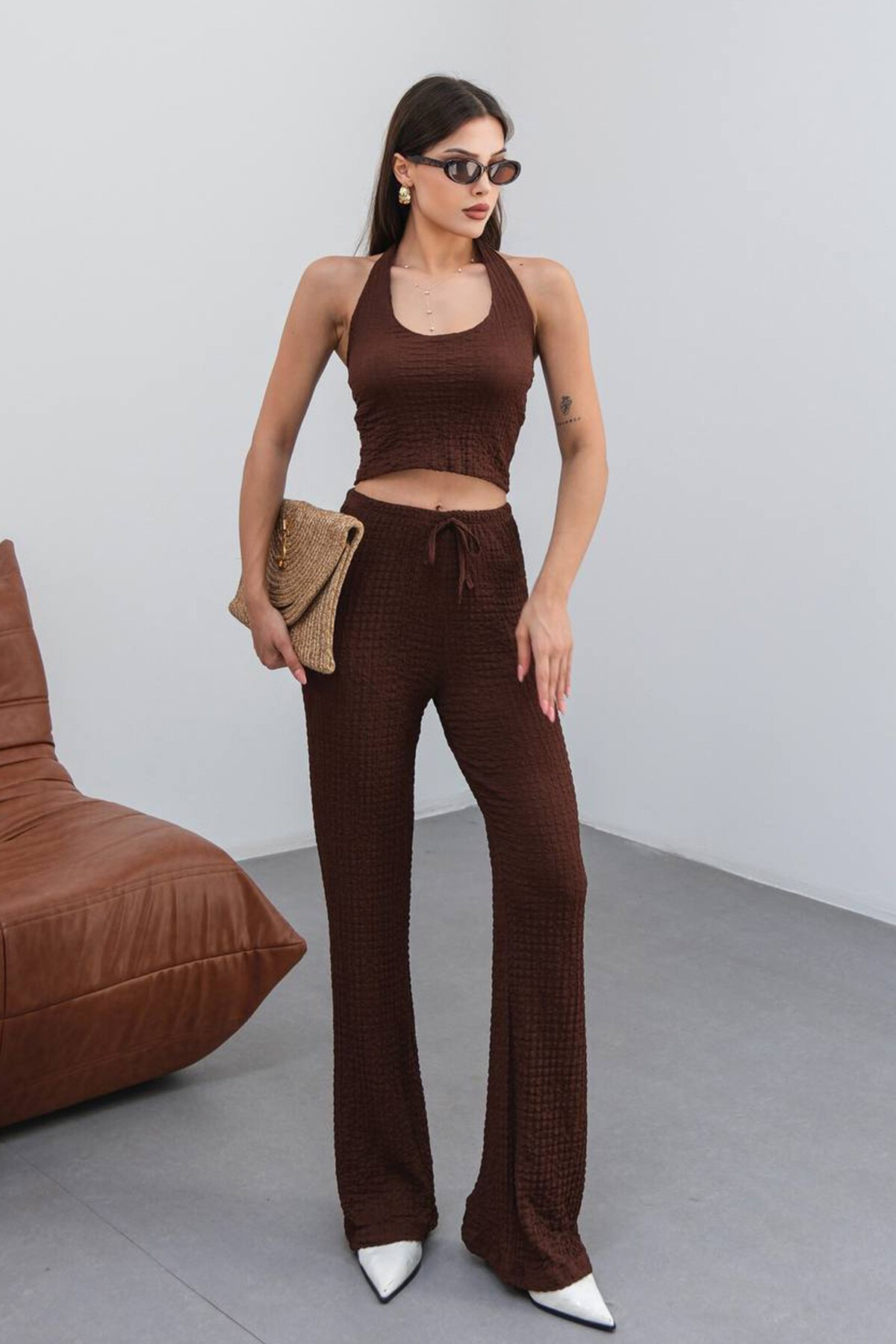 Kahverengi Halter Yaka Dokulu Crop Top Pantolon Takım