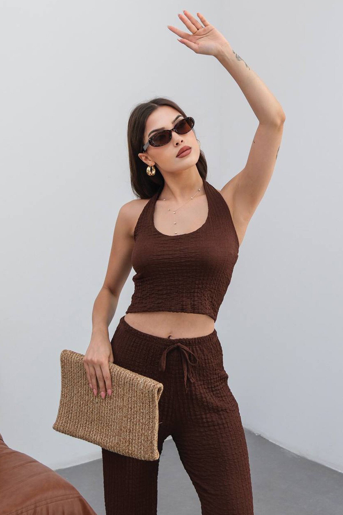 Kahverengi Halter Yaka Dokulu Crop Top Pantolon Takım