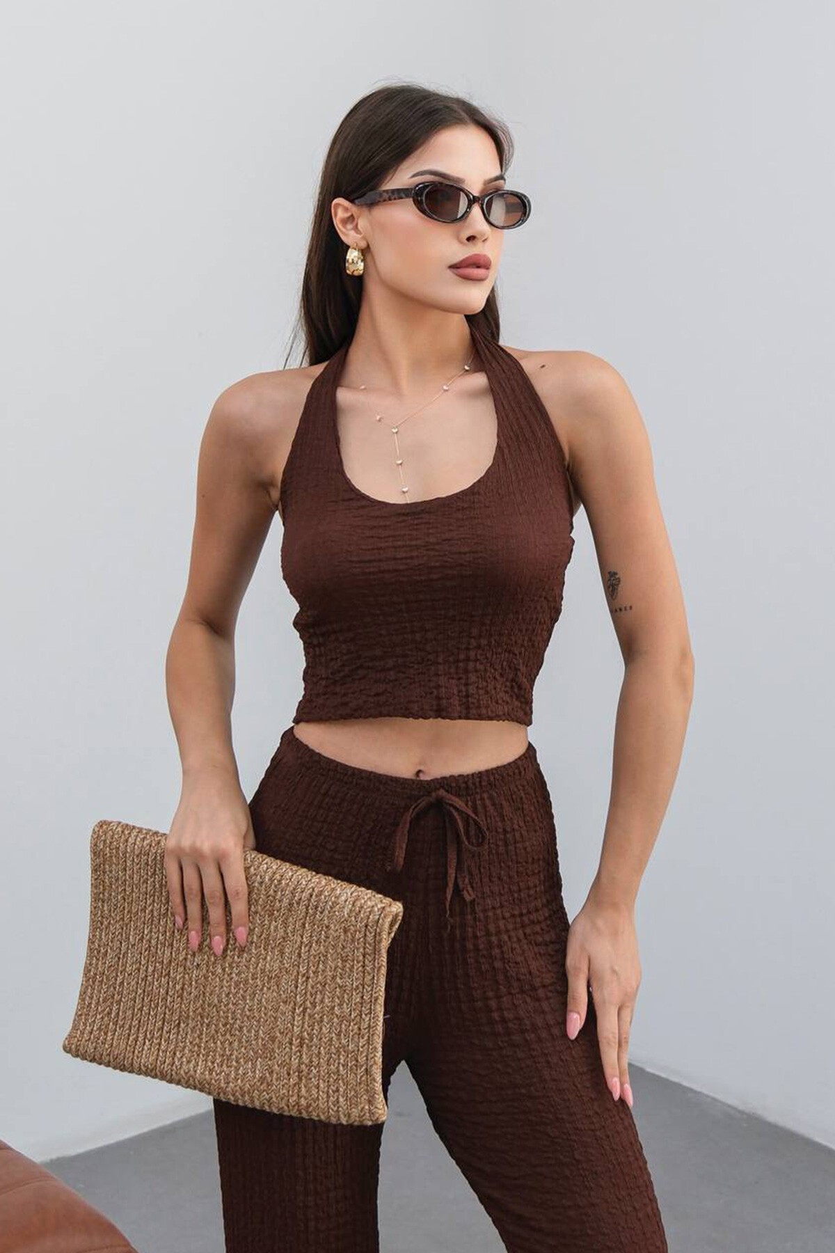 Kahverengi Halter Yaka Dokulu Crop Top Pantolon Takım