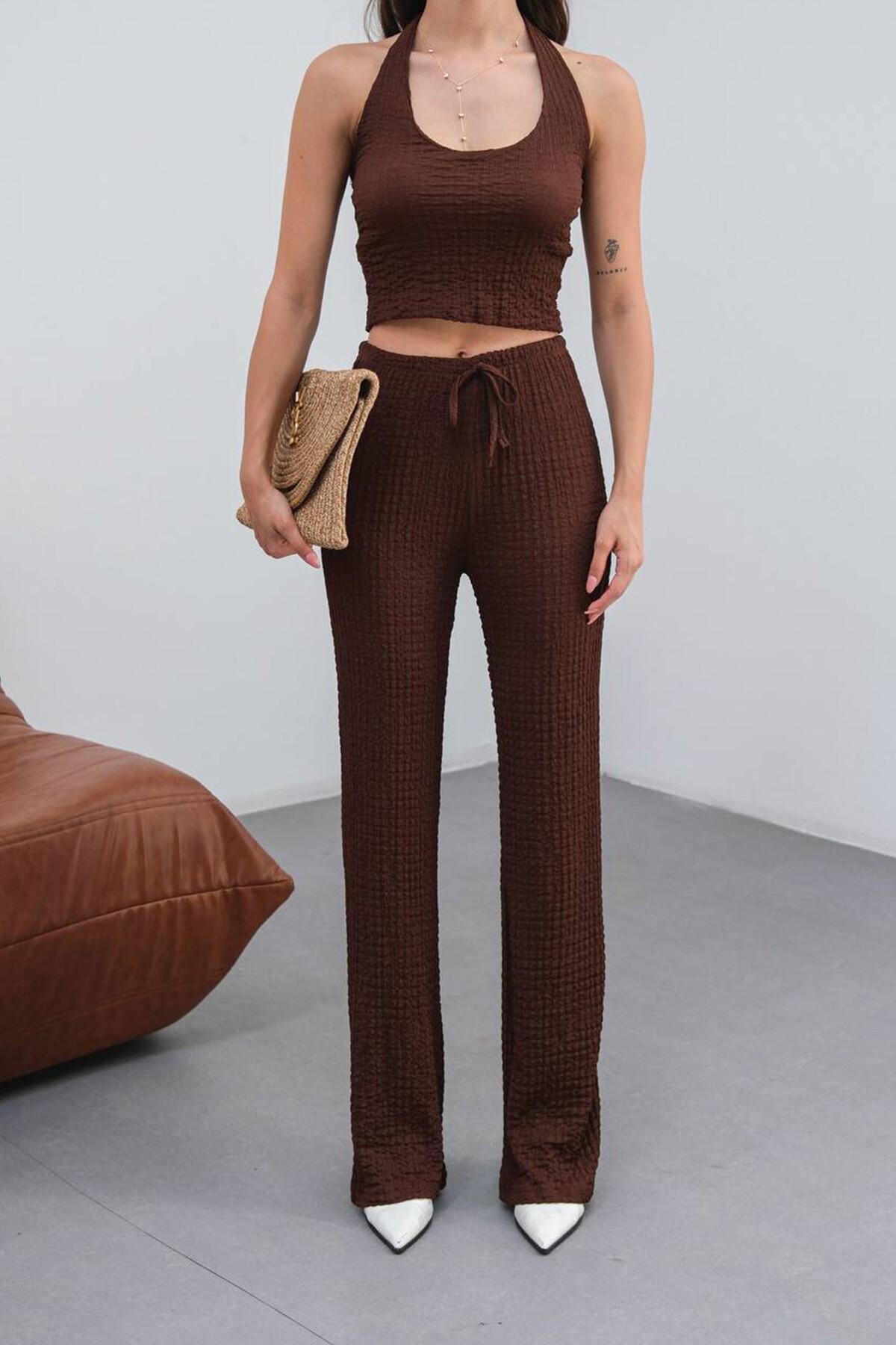 Kahverengi Halter Yaka Dokulu Crop Top Pantolon Takım