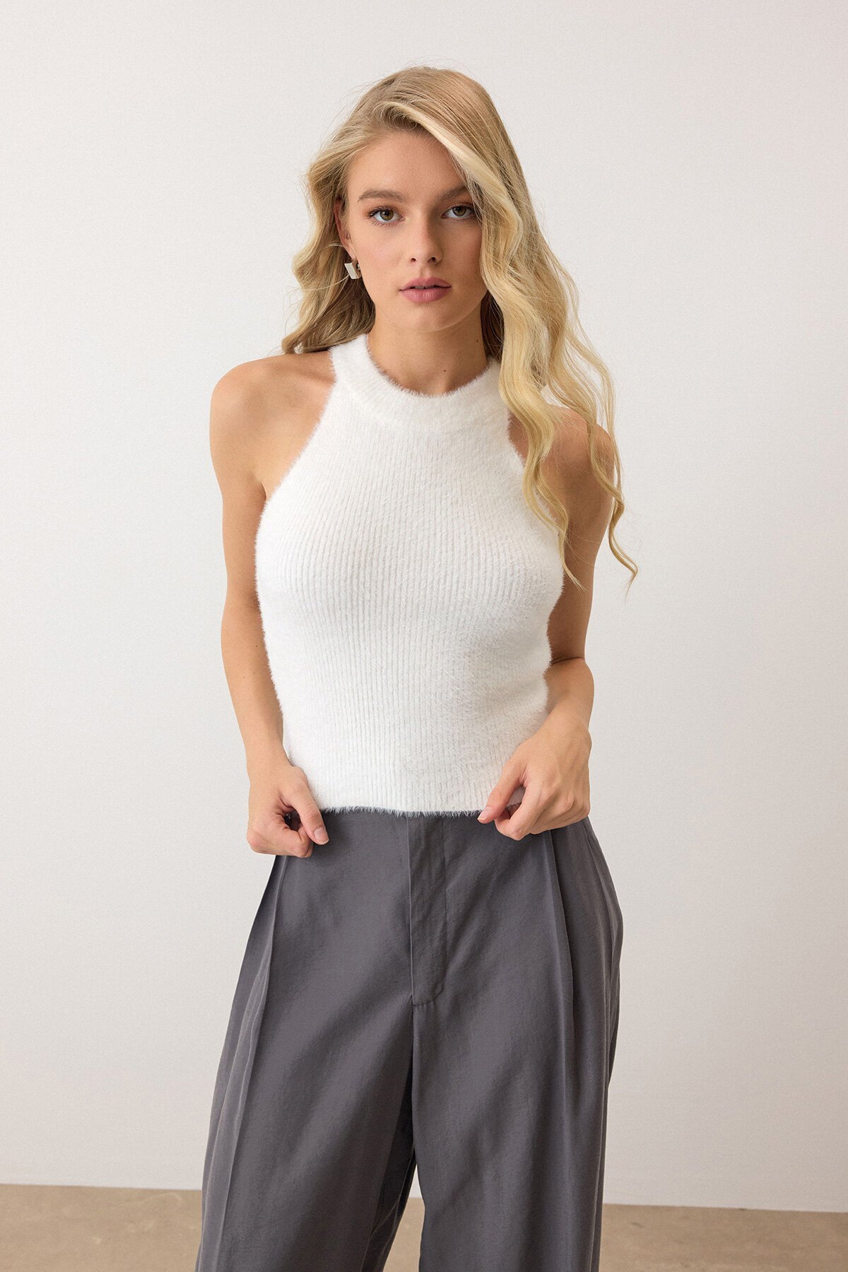 Beyaz Halter Yaka Tüylü Triko Crop Top