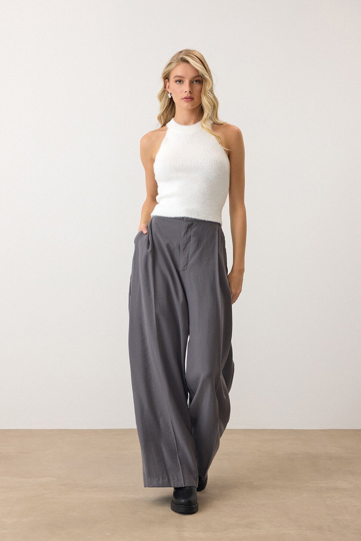 Beyaz Halter Yaka Tüylü Triko Crop Top