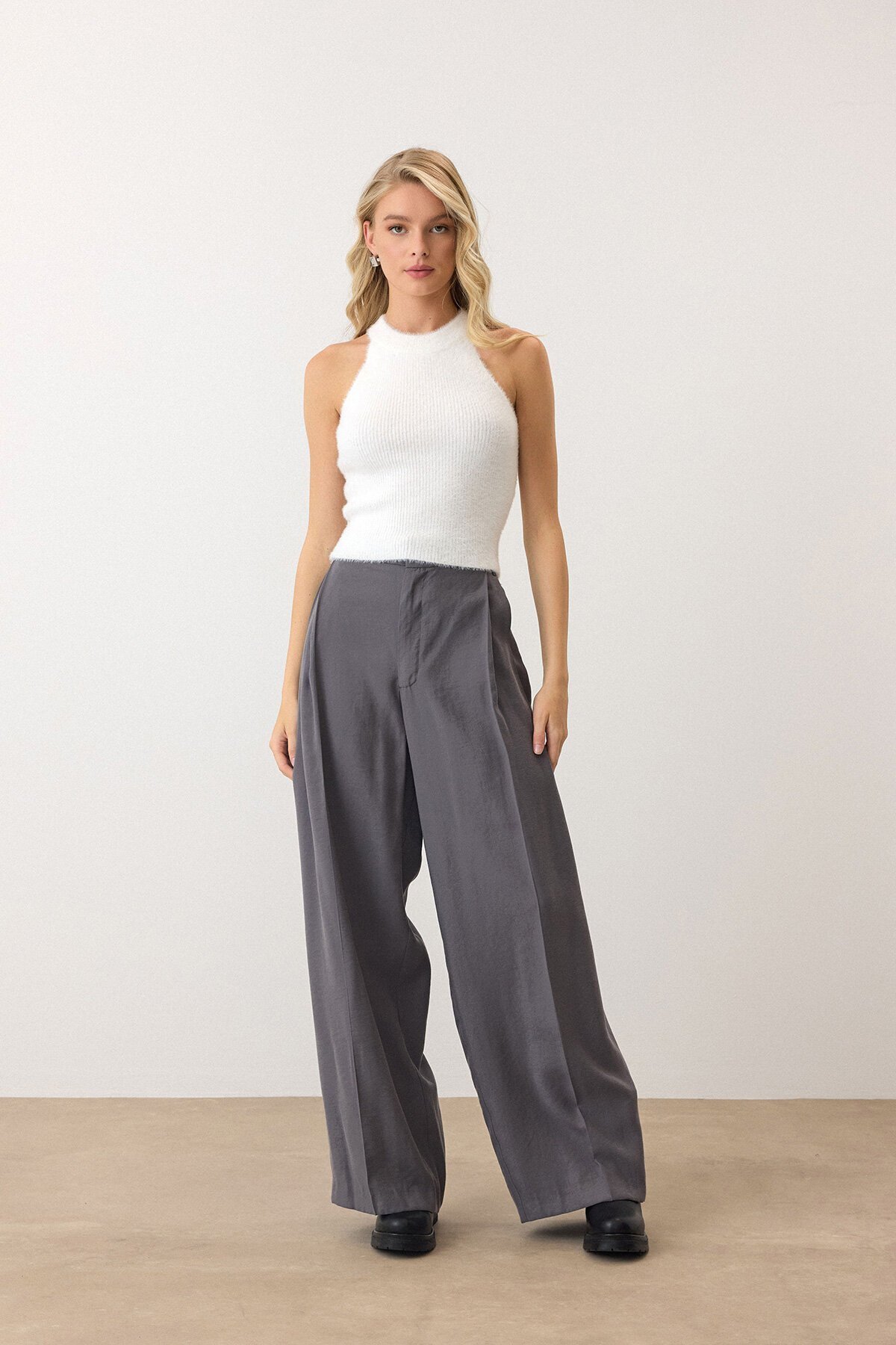 Beyaz Halter Yaka Tüylü Triko Crop Top