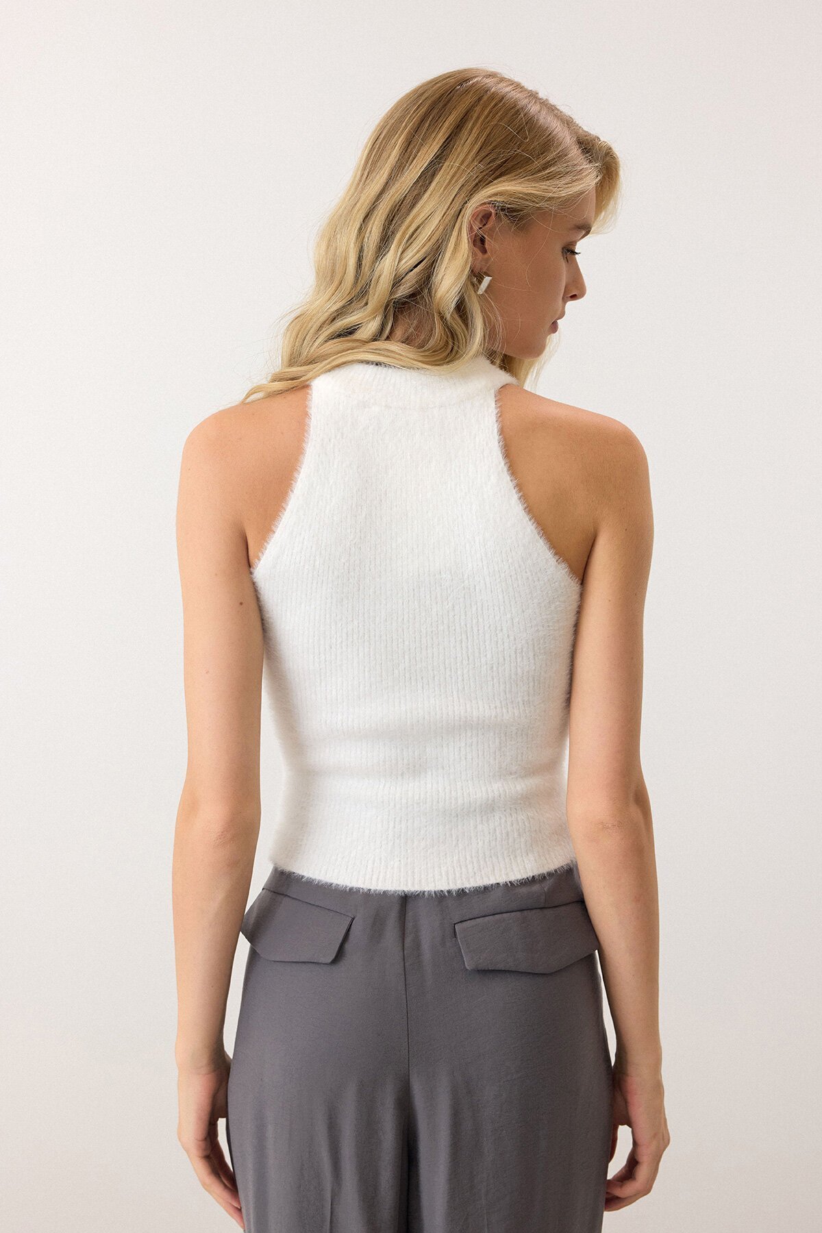 Beyaz Halter Yaka Tüylü Triko Crop Top